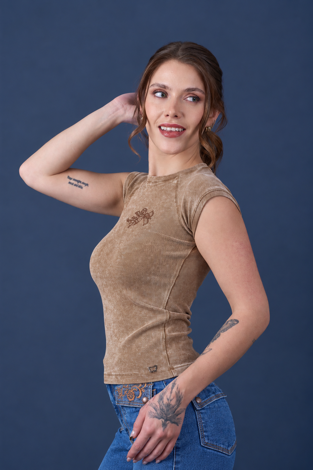 Polera Emma Regular Manga Raglan Bordado Café Efesis