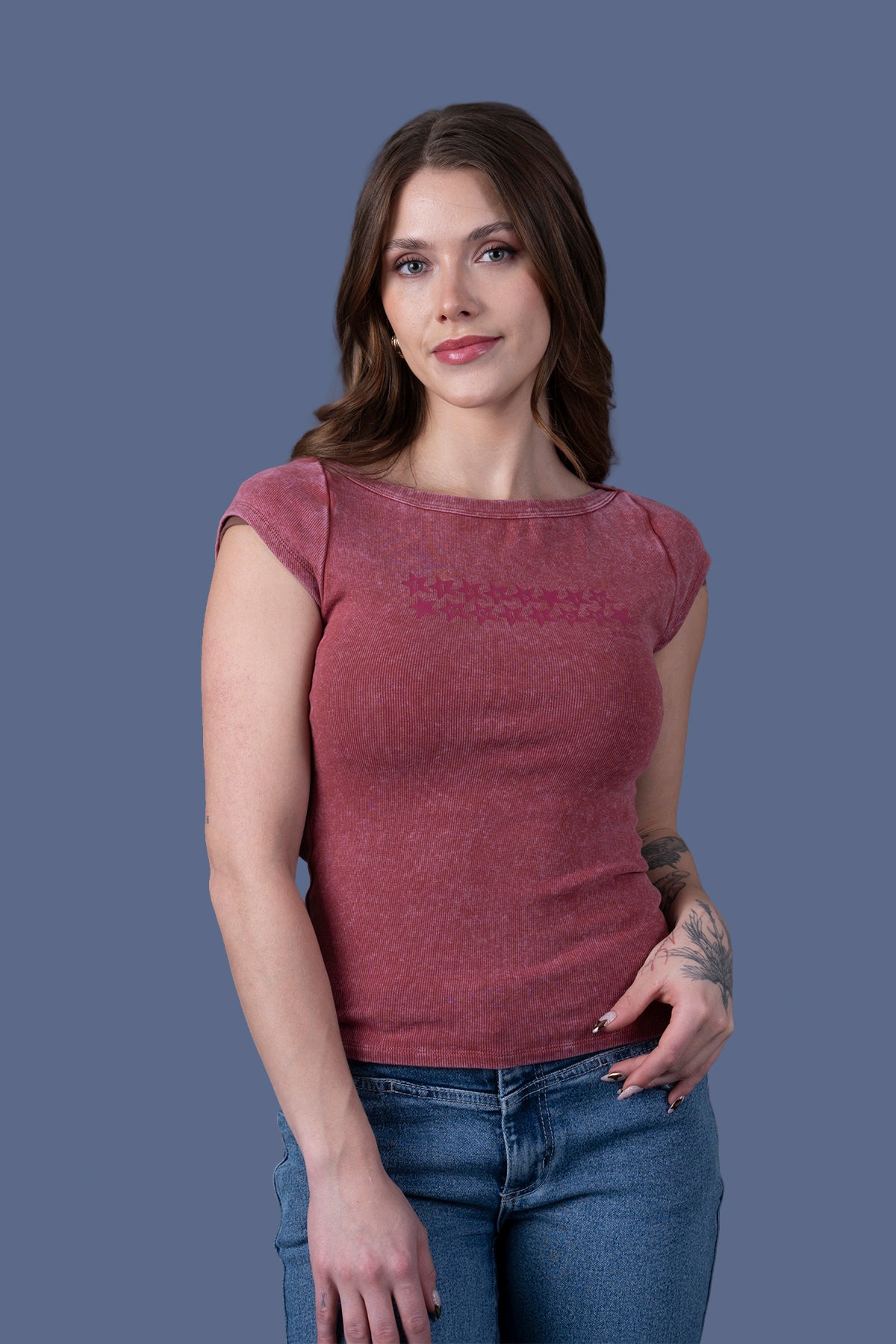 Polera Isa Regular Cuello Barco Gravillada Burdeo Efesis