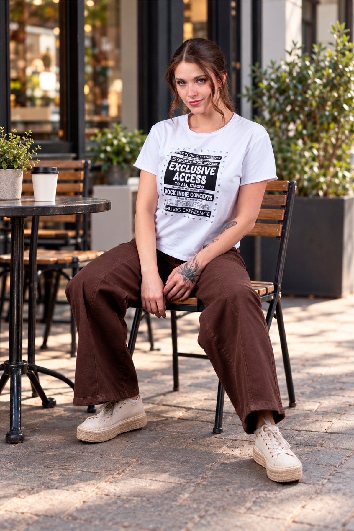 Polera Olivia Regular Estampado y Tachas Blanca Efesis