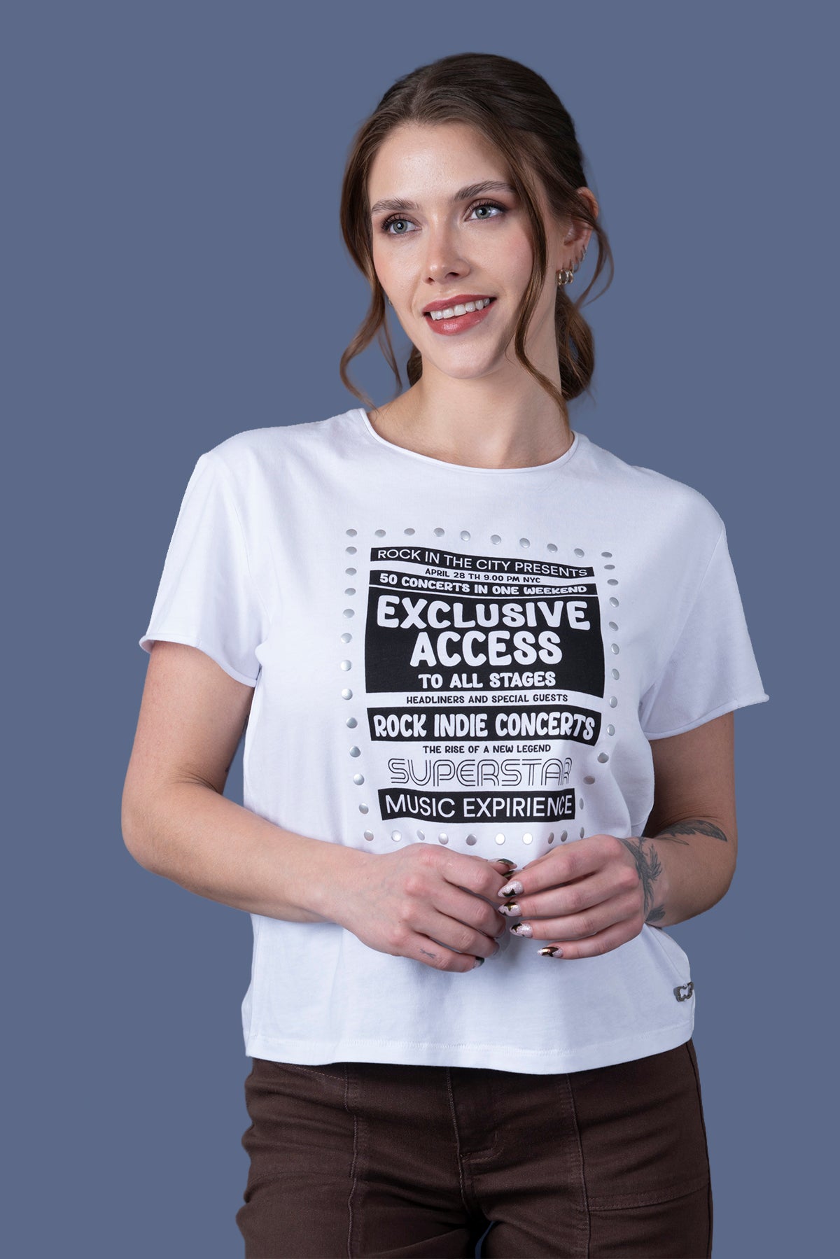 Polera Olivia Regular Estampado y Tachas Blanca Efesis