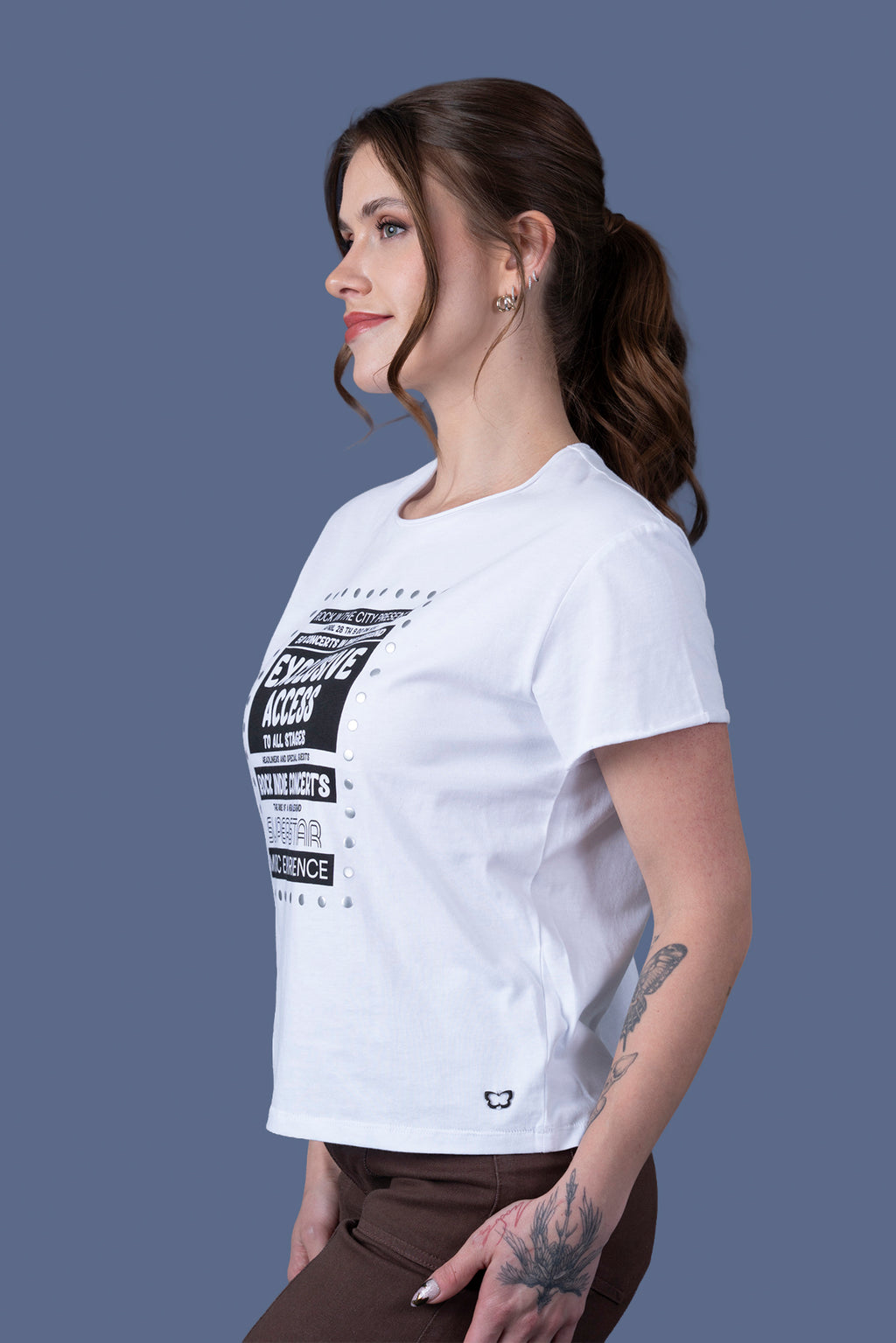 Polera Olivia Regular Estampado y Tachas Blanca Efesis