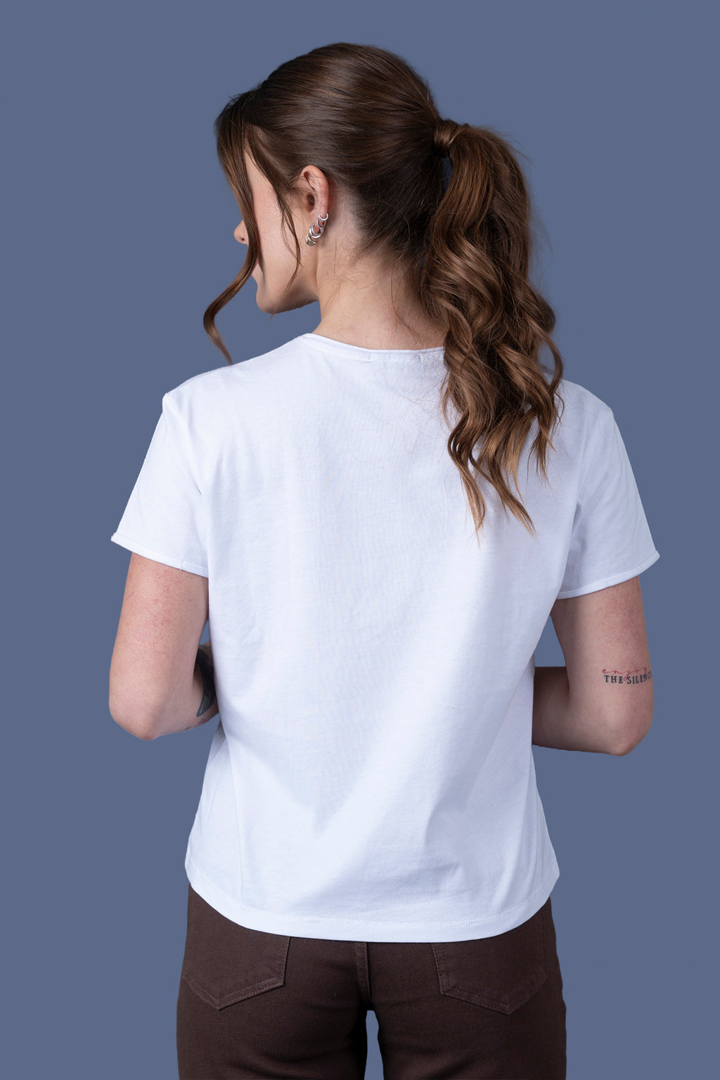 Polera Olivia Regular Estampado y Tachas Blanca Efesis