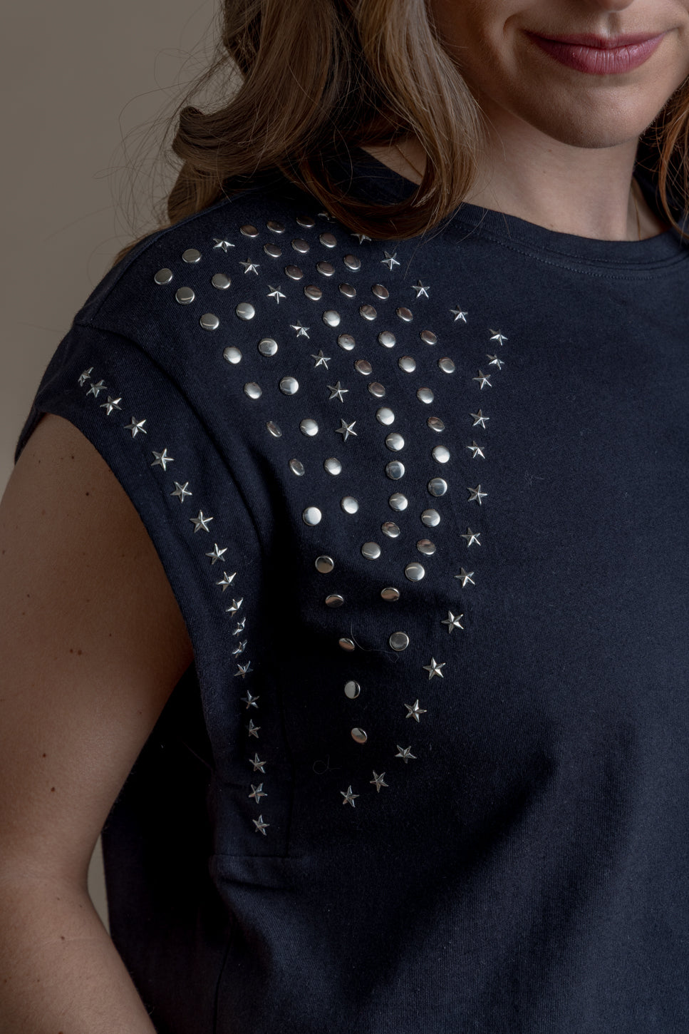 Polera Abbie Regular Tachas Negro Efesis