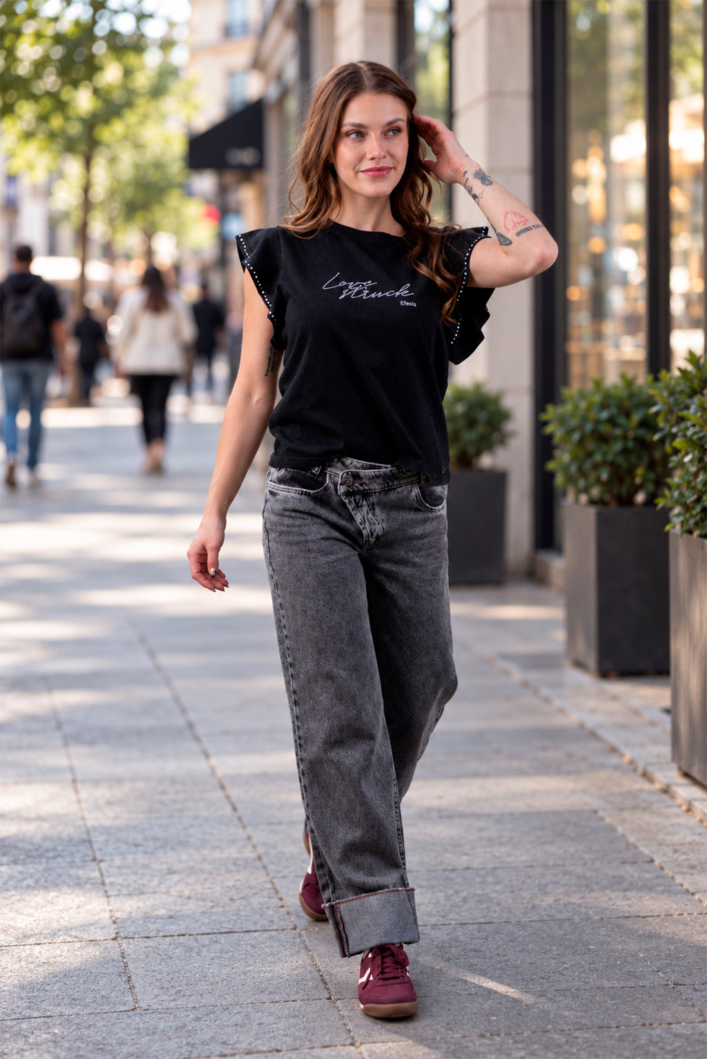 Polera Adela Regular Vuelos en Manga y Tachas Negro Efesis