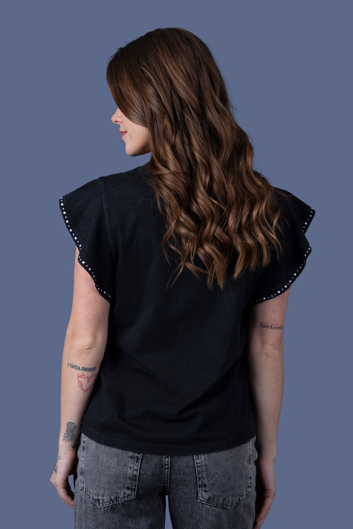 Polera Adela Regular Vuelos en Manga y Tachas Negro Efesis