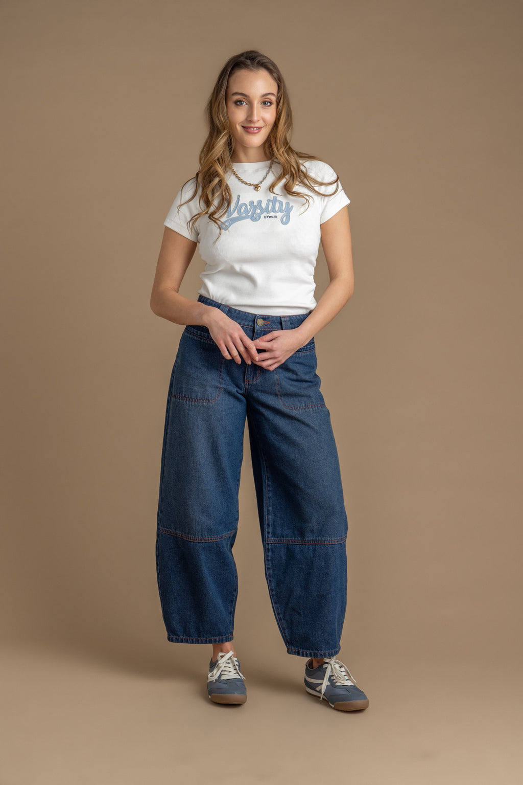 Polera Becky Regular Parche Bordado y Recogido en Costados Blanco Efesis