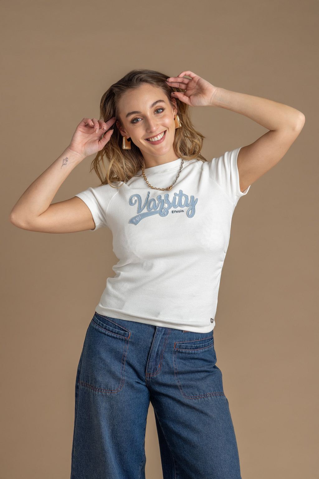 Polera Becky Regular Parche Bordado y Recogido en Costados Blanco Efesis