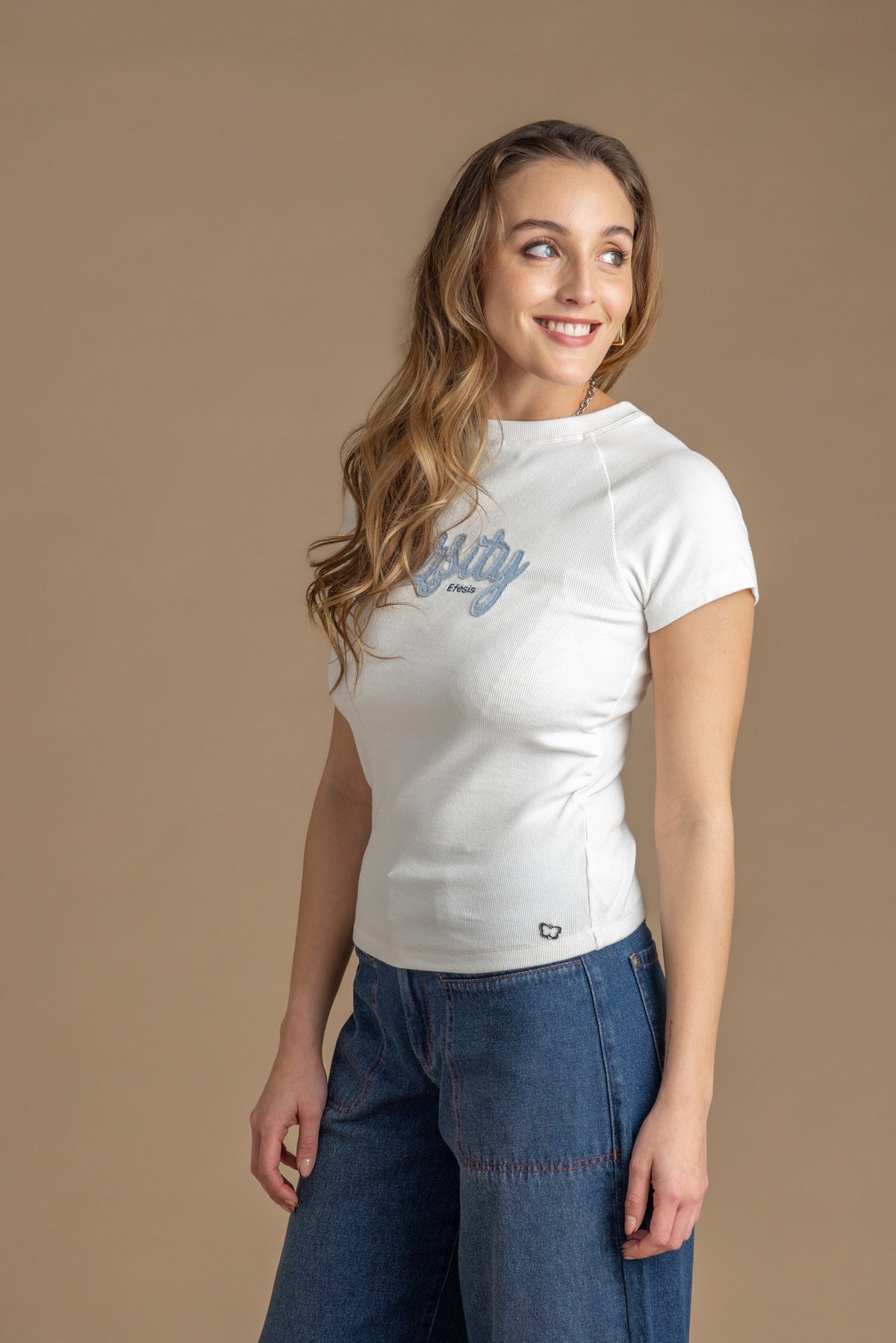 Polera Becky Regular Parche Bordado y Recogido en Costados Blanco Efesis
