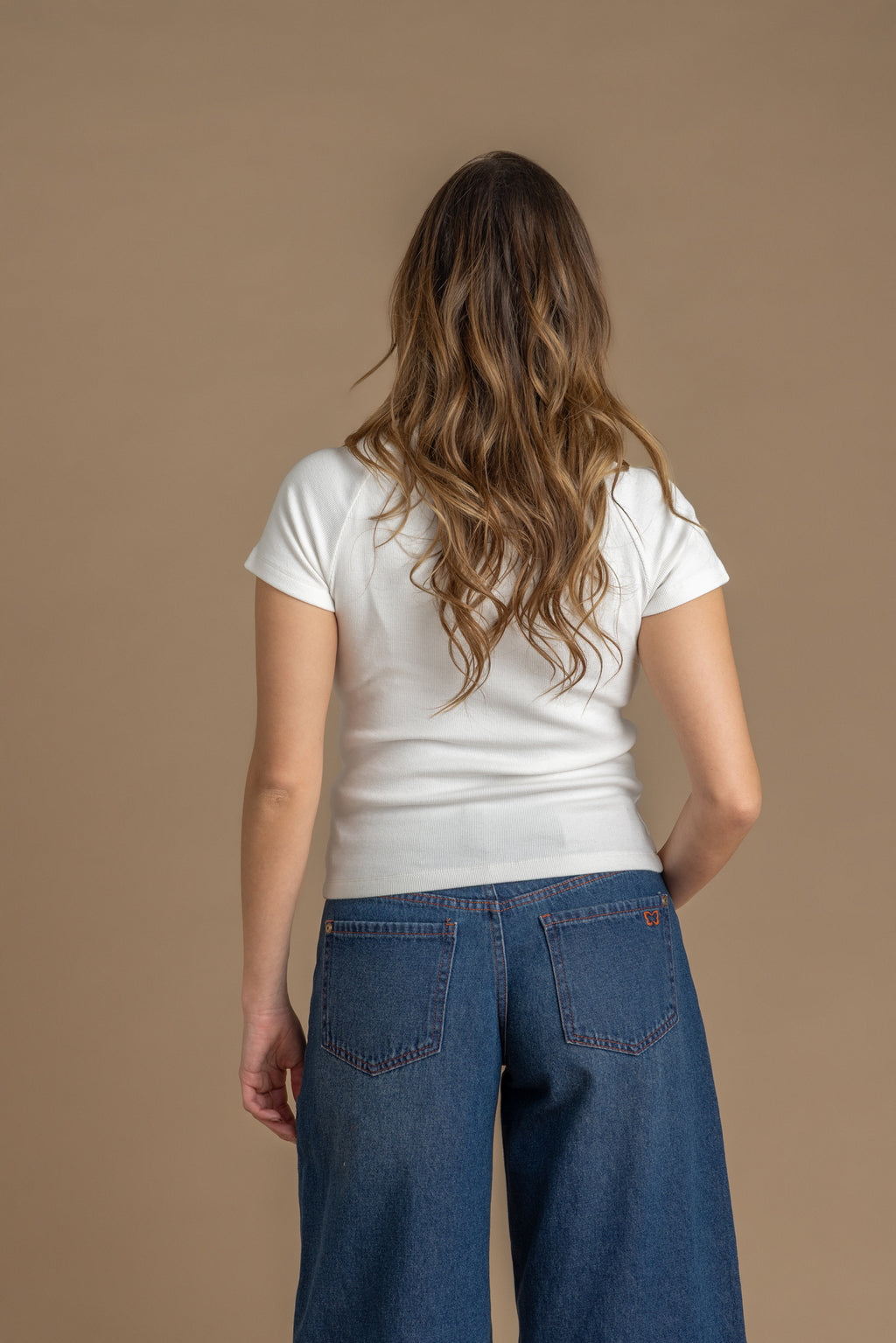 Polera Becky Regular Parche Bordado y Recogido en Costados Blanco Efesis