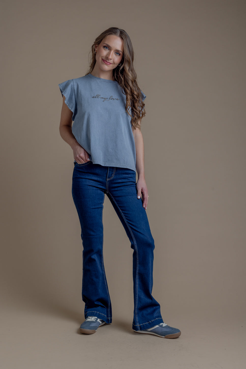 Polera Dakota Regular Vuelos en Manga y Tachas Gris Claro Efesis