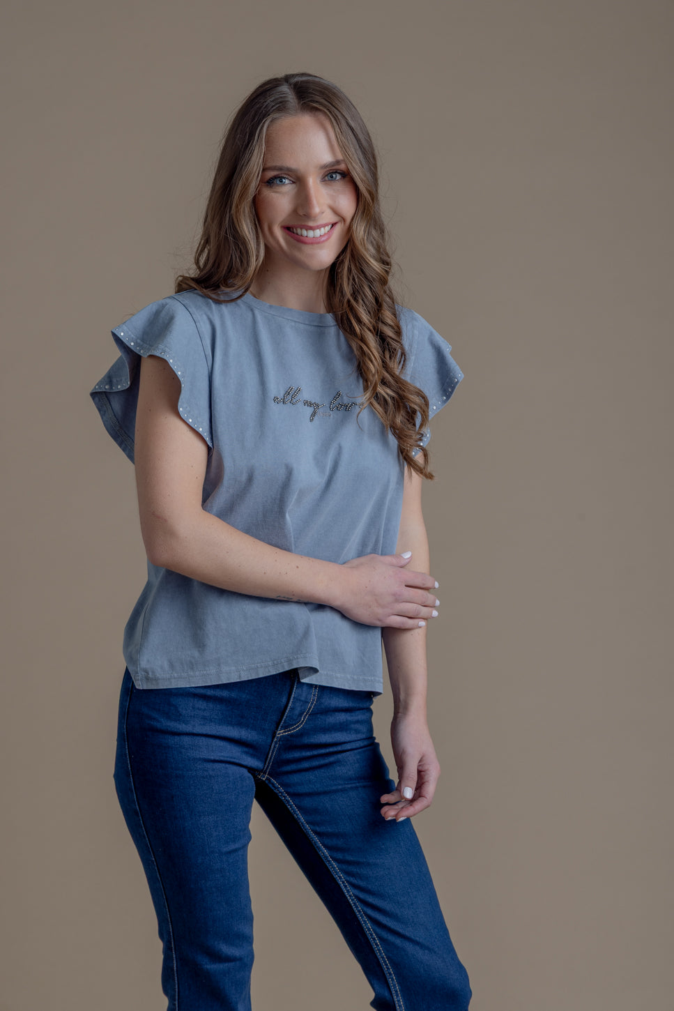 Polera Dakota Regular Vuelos en Manga y Tachas Gris Claro Efesis