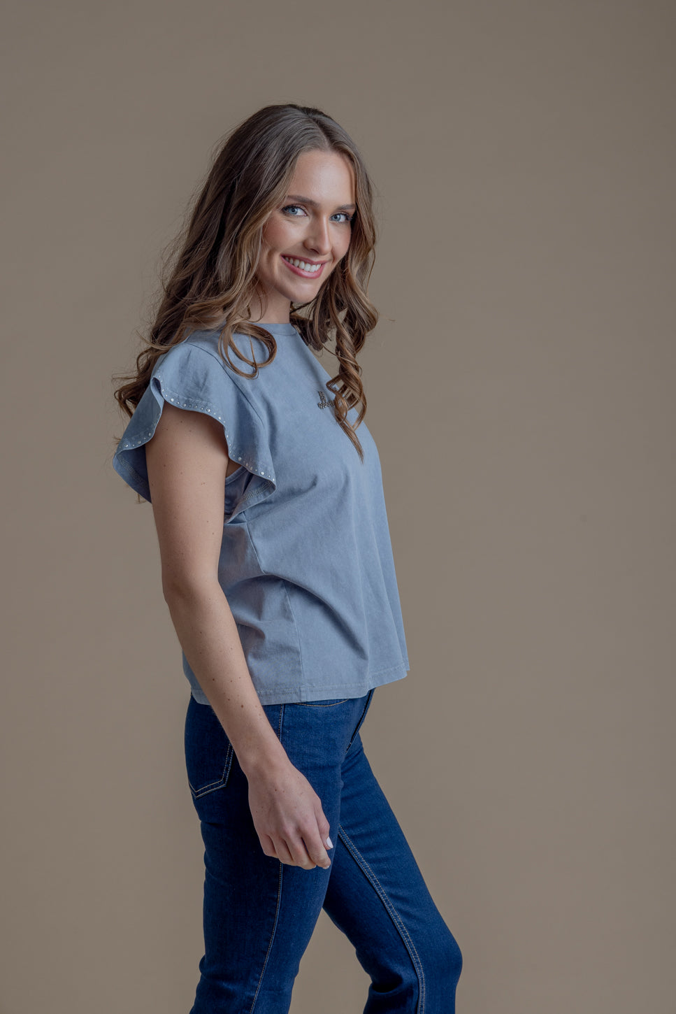 Polera Dakota Regular Vuelos en Manga y Tachas Gris Claro Efesis