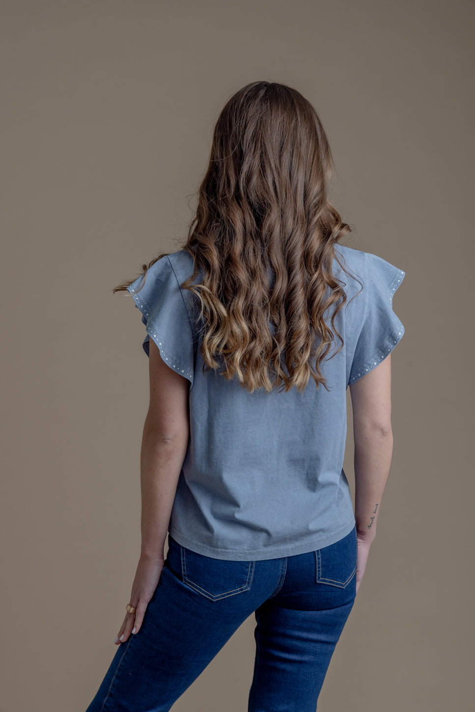 Polera Dakota Regular Vuelos en Manga y Tachas Gris Claro Efesis