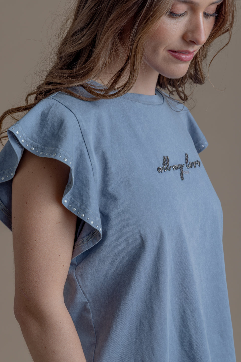 Polera Dakota Regular Vuelos en Manga y Tachas Gris Claro Efesis