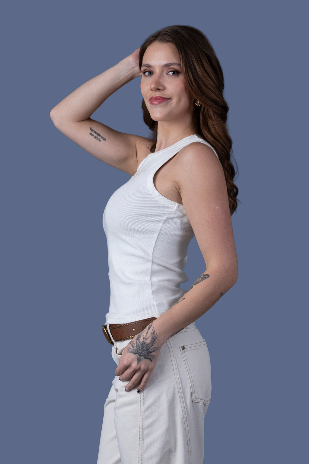 Polera Dallas Tank Fit Parche Bordado Blanco Efesis