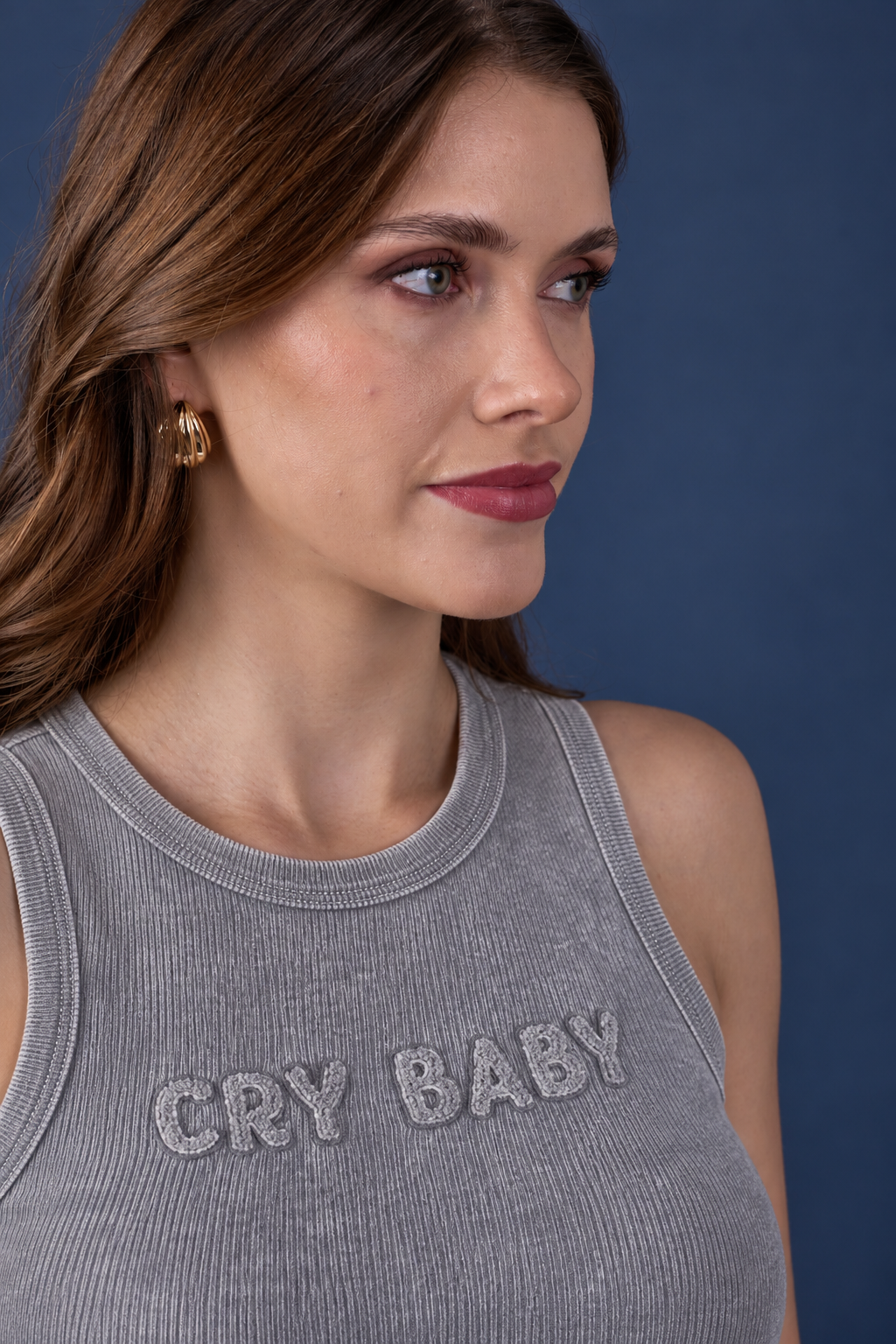 Polera Dallas Tank Fit Parche Bordado Gris Efesis