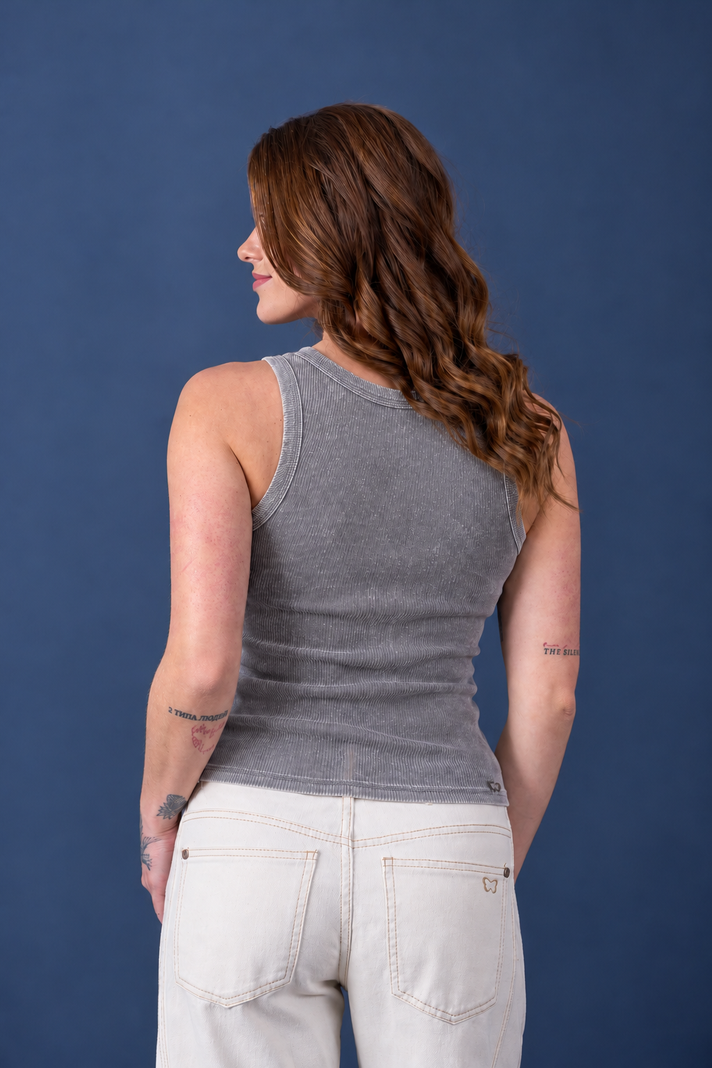 Polera Dallas Tank Fit Parche Bordado Gris Efesis