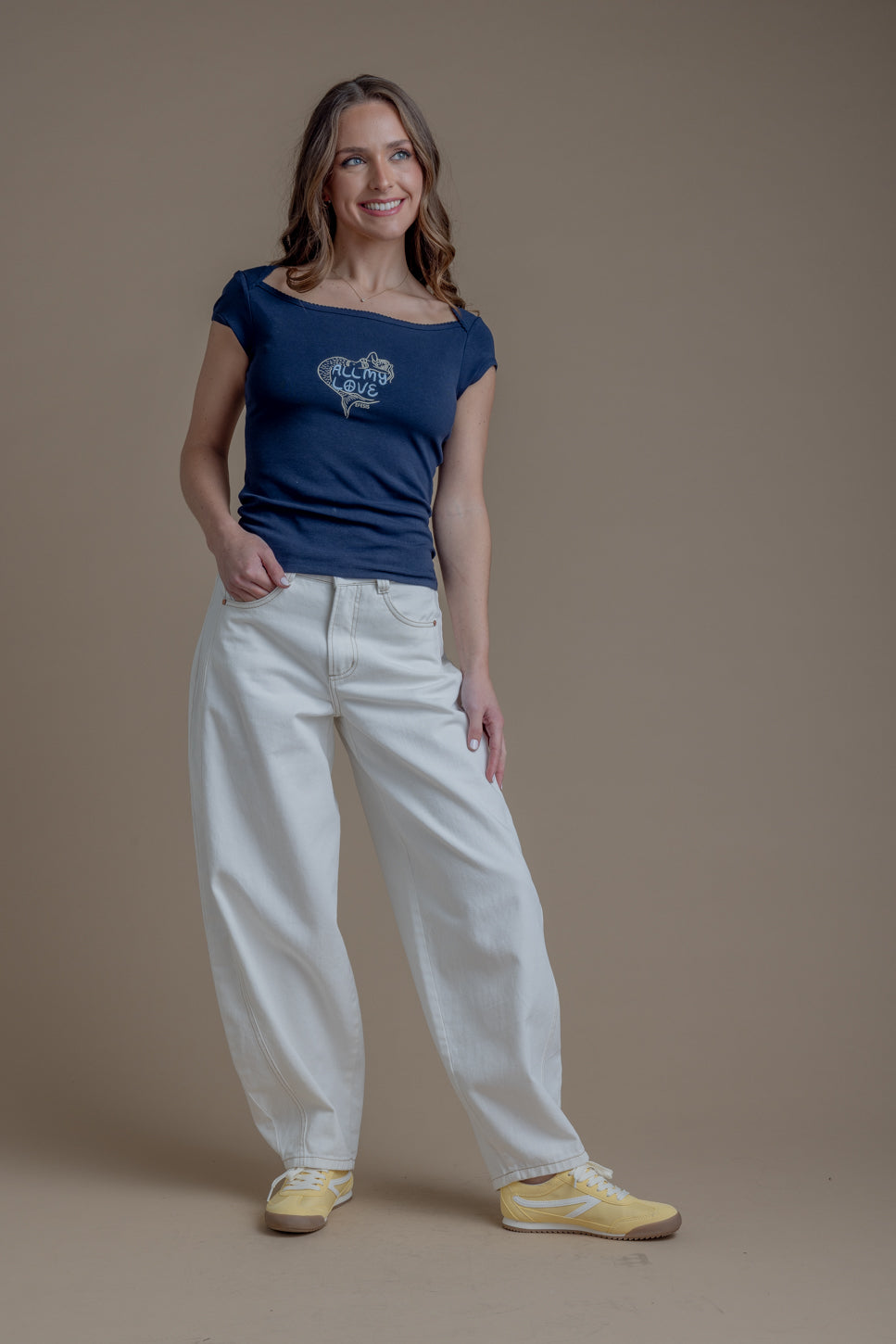 Polera Camelia Regular Cuello Barco con Bordado Azul Efesis