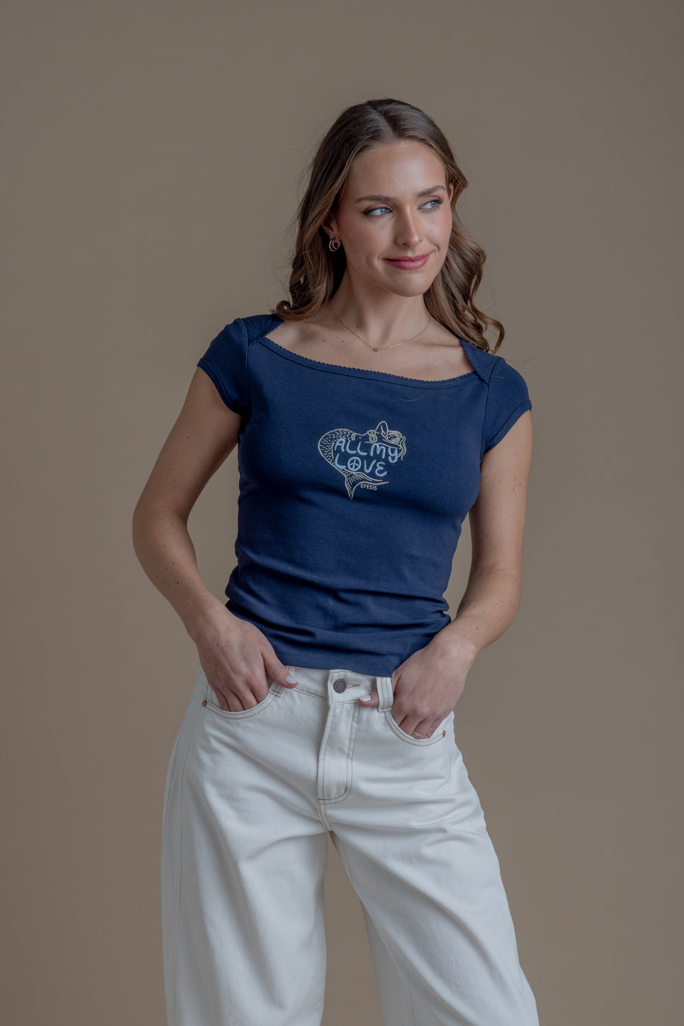 Polera Camelia Regular Cuello Barco con Bordado Azul Efesis