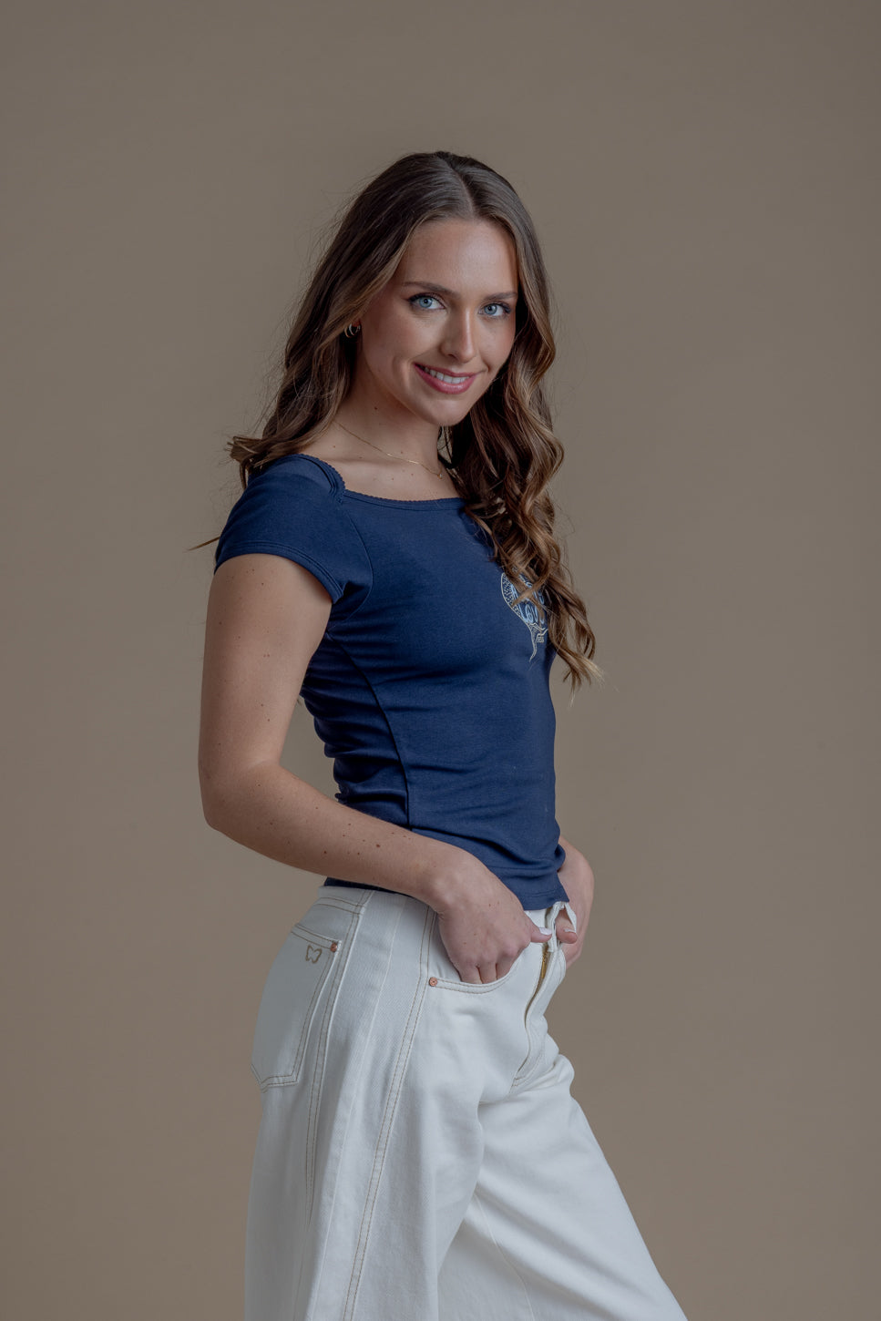 Polera Camelia Regular Cuello Barco con Bordado Azul Efesis