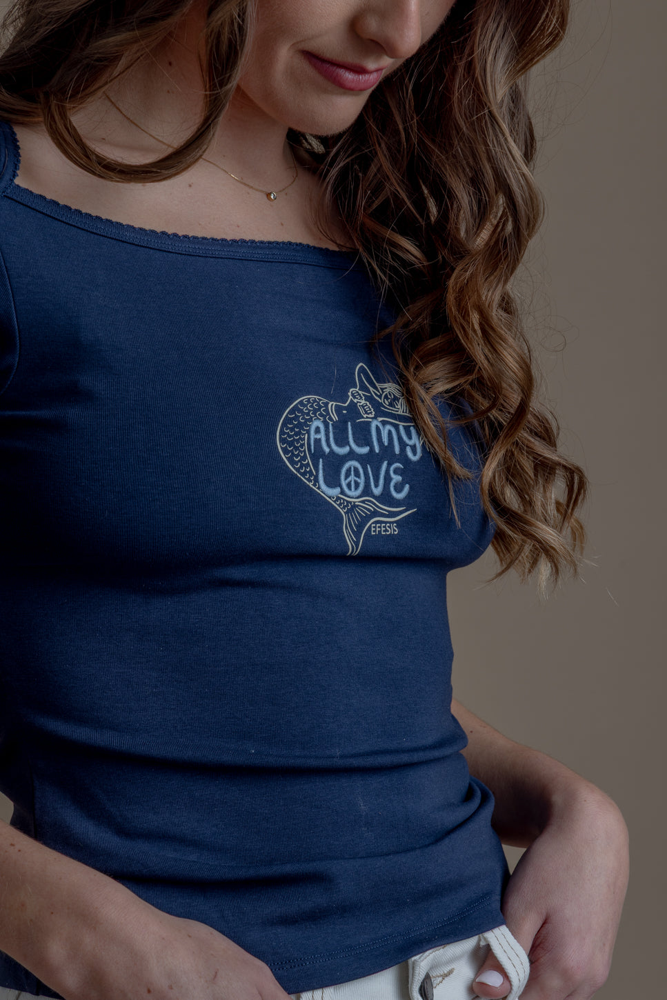 Polera Camelia Regular Cuello Barco con Bordado Azul Efesis