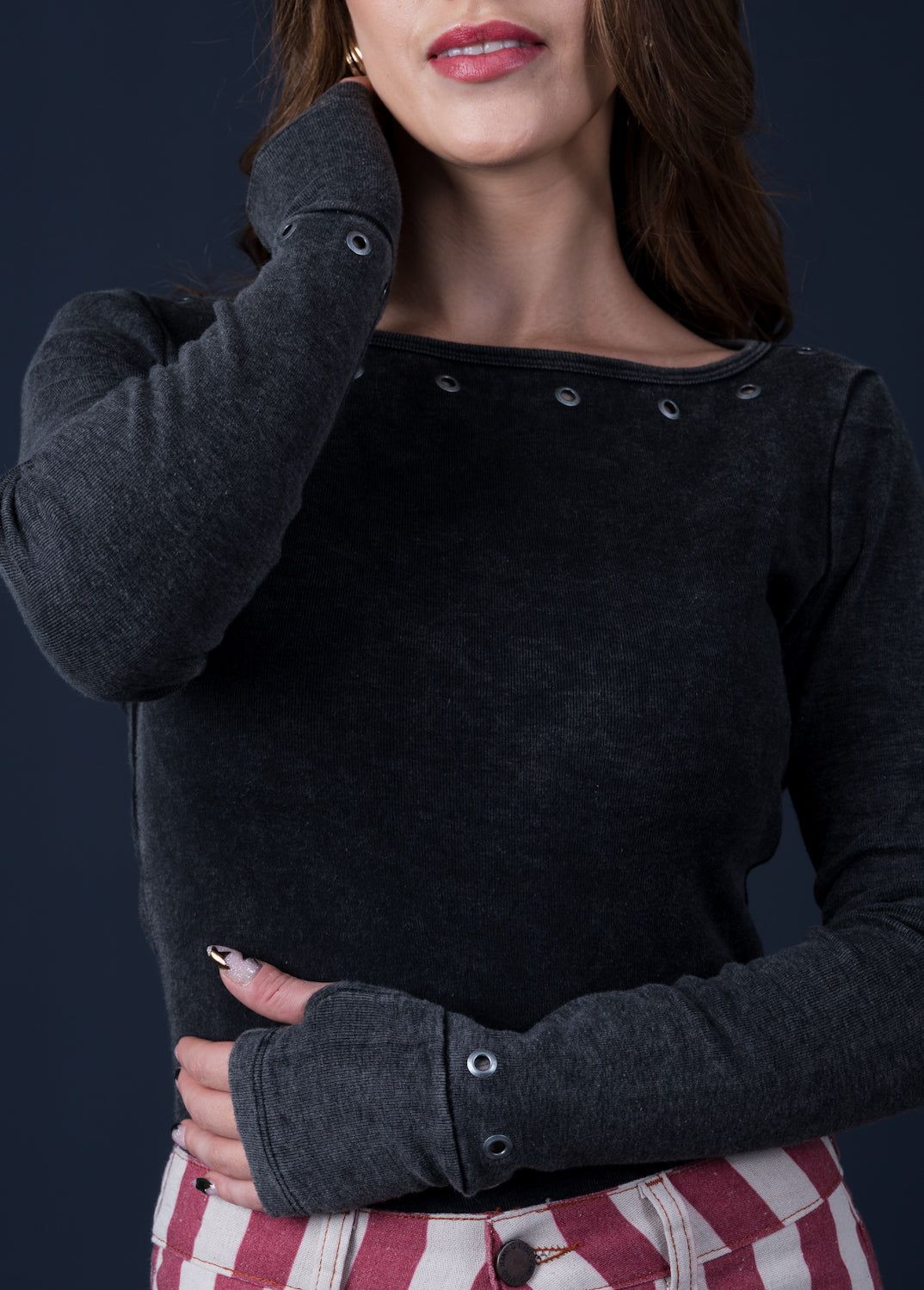 Polera Marie Regular Gravillada y Ojetillos Negro Efesis