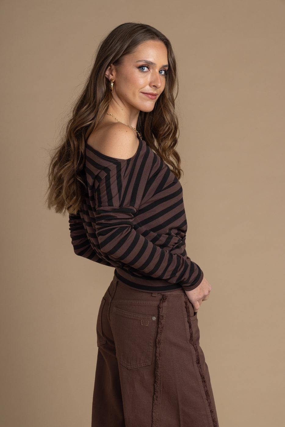 Polera Seren Regular Listada Cuello Bote Café Efesis