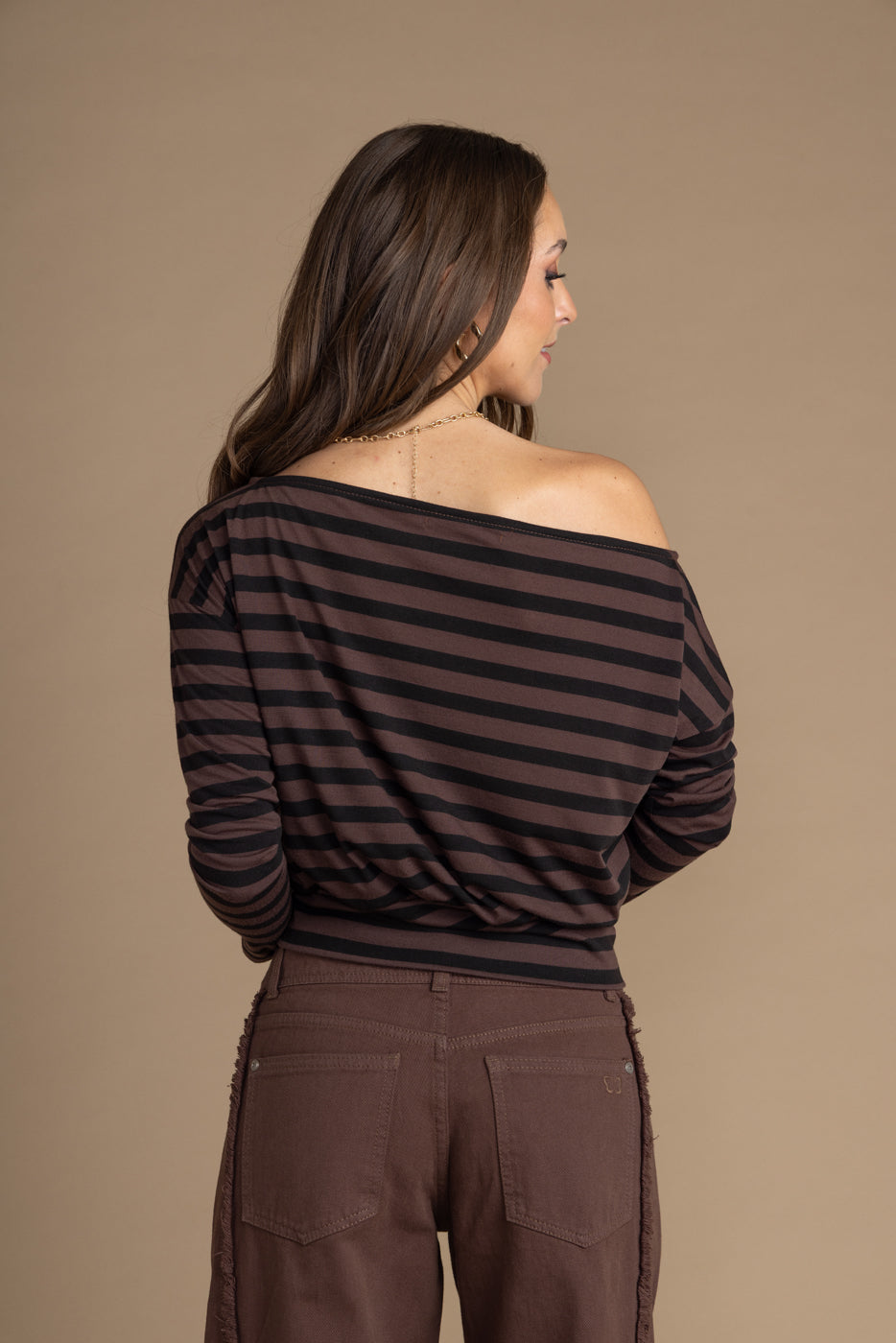 Polera Seren Regular Listada Cuello Bote Café Efesis
