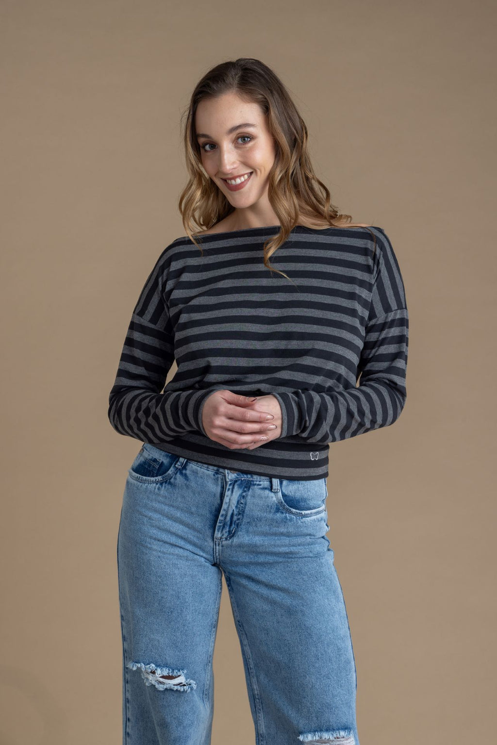 Polera Seren Regular Listada Cuello Bote Gris Efesis