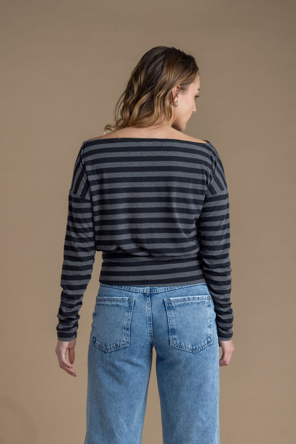 Polera Seren Regular Listada Cuello Bote Gris Efesis
