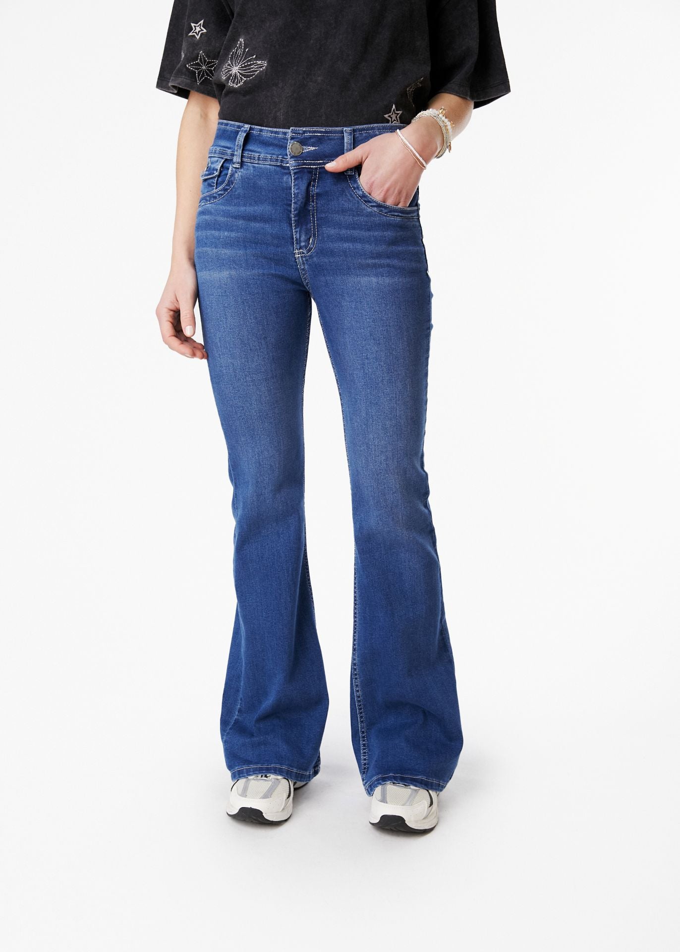JEANS CELESTE FLARE RELOJERO C/ TAPETA AZUL EFESIS