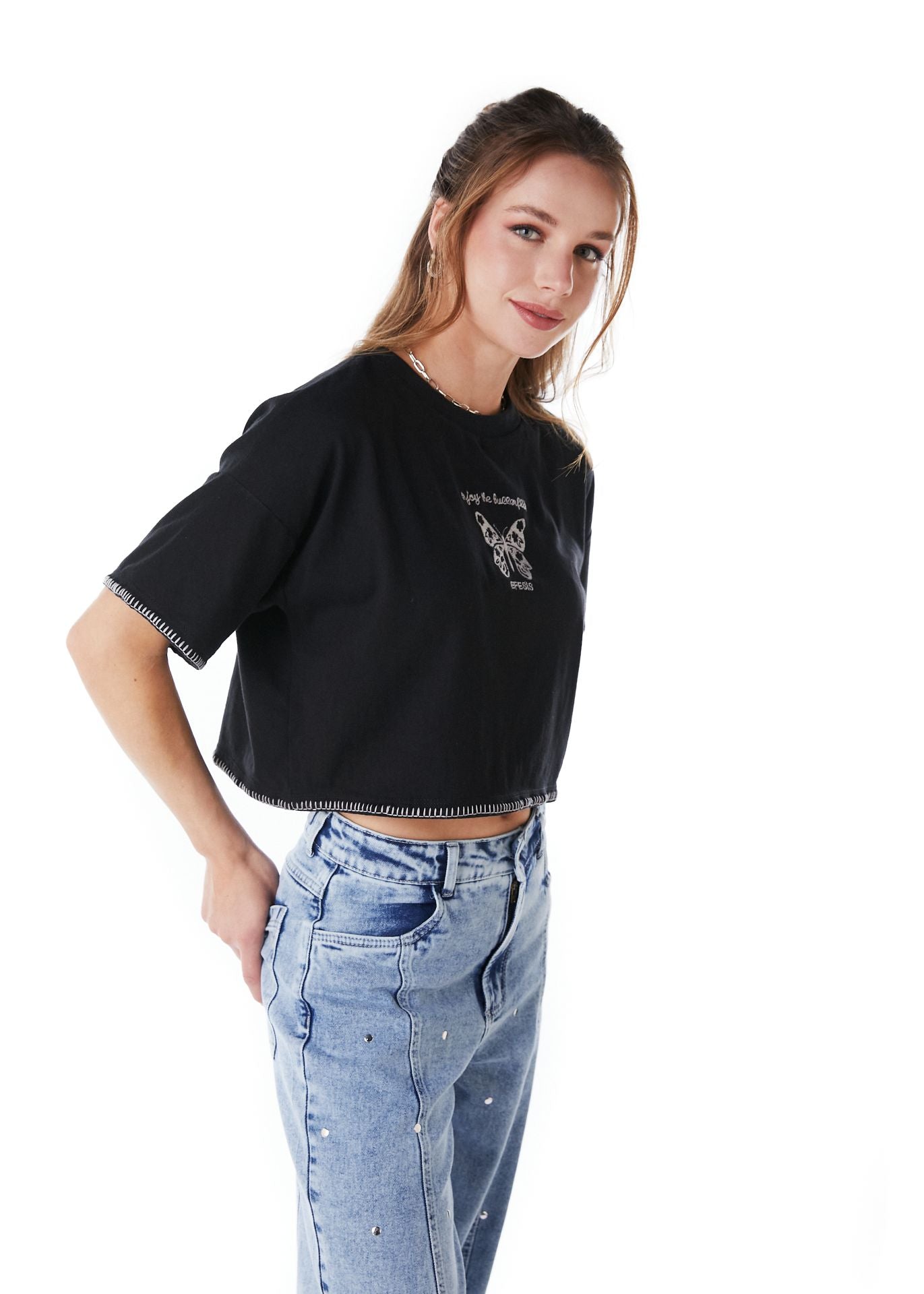 POLERA BIANCHI CROP OVERSIZE C/ BORDADO NEGRO EFESIS