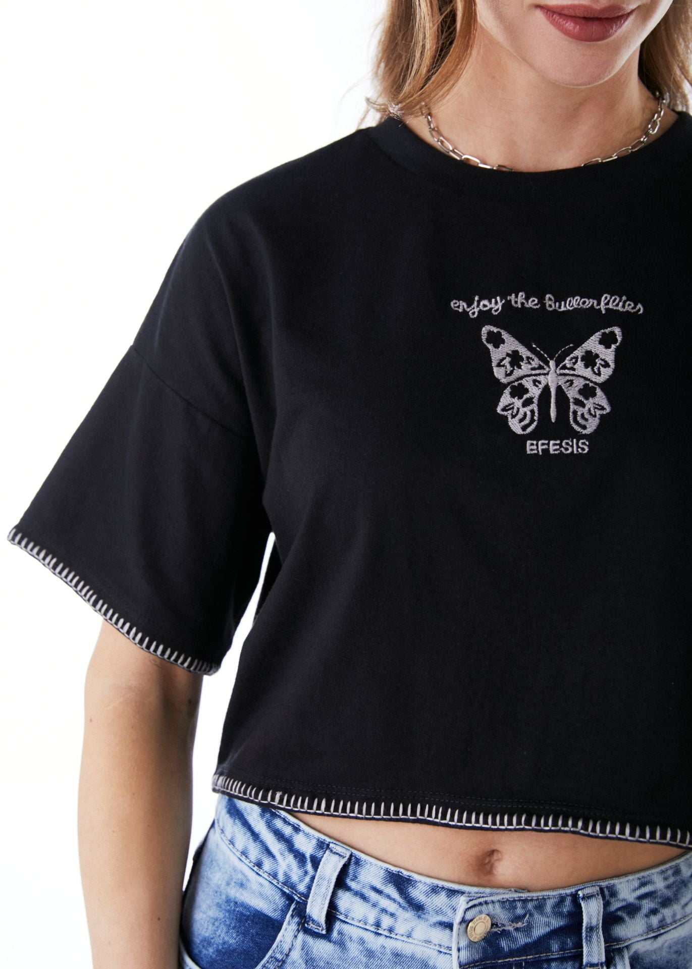 POLERA BIANCHI CROP OVERSIZE C/ BORDADO NEGRO EFESIS