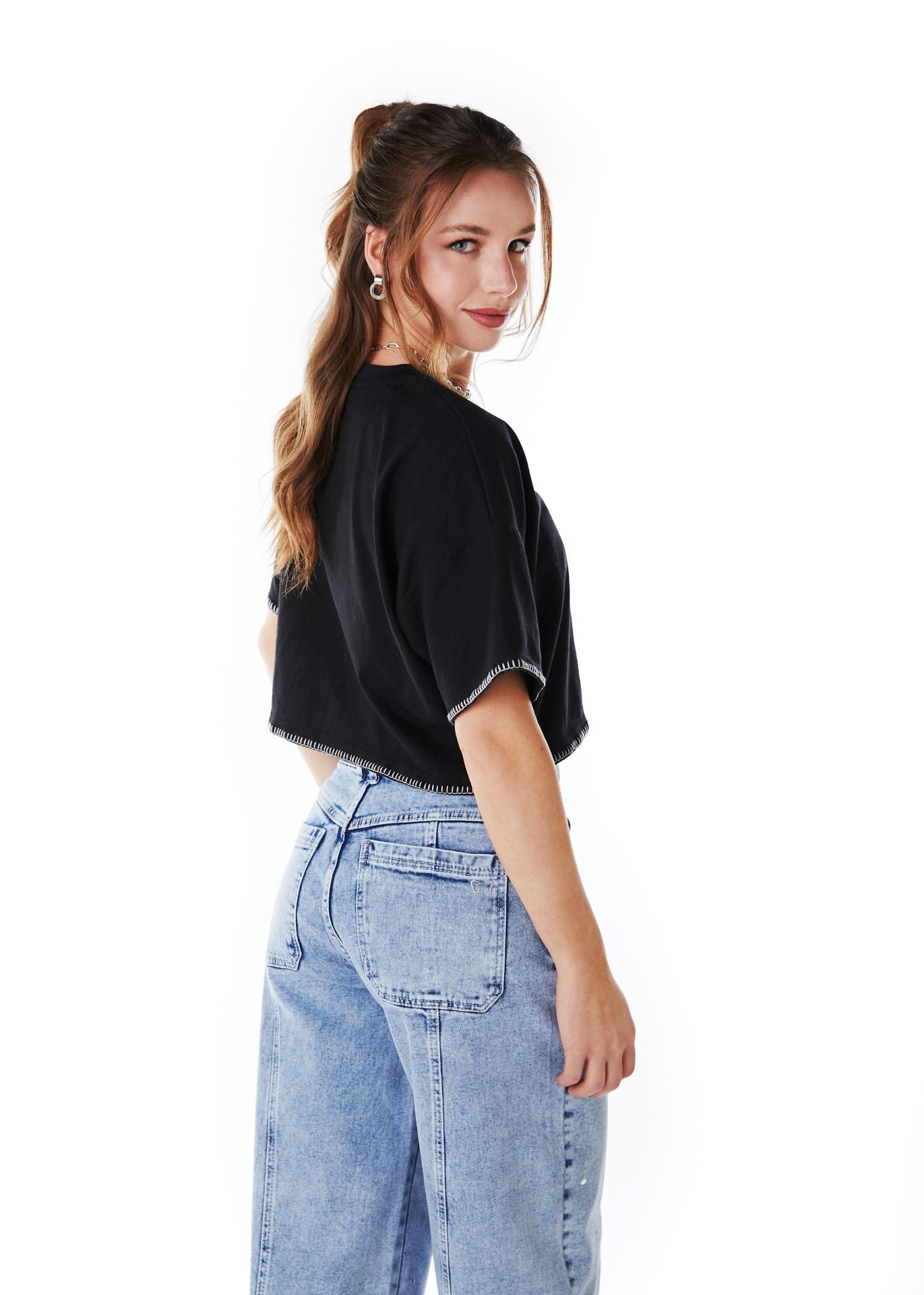 POLERA BIANCHI CROP OVERSIZE C/ BORDADO NEGRO EFESIS