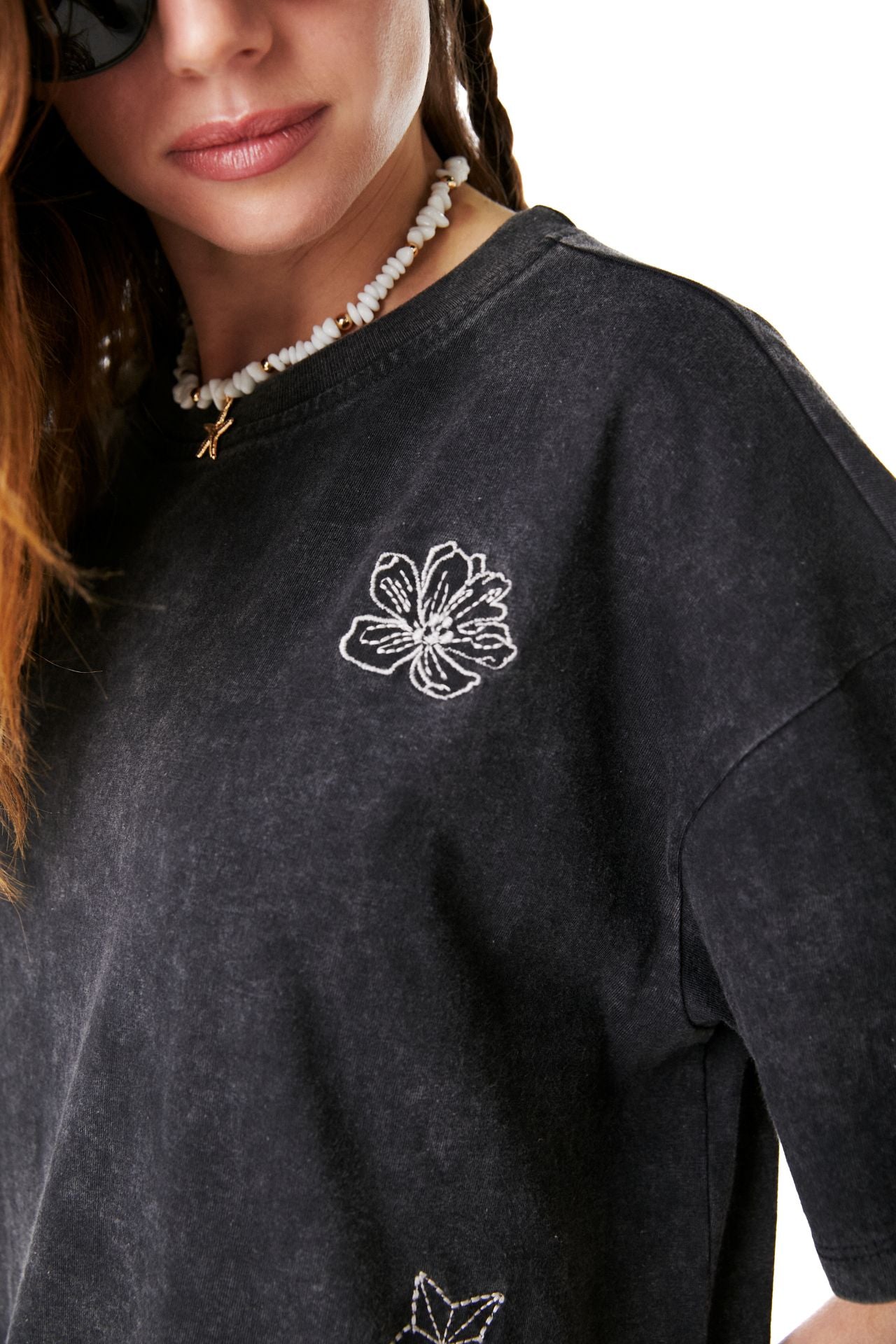 POLERA MELY OVERSIZE GRAVILLADA Y BORDADO GRAFITO EFESIS