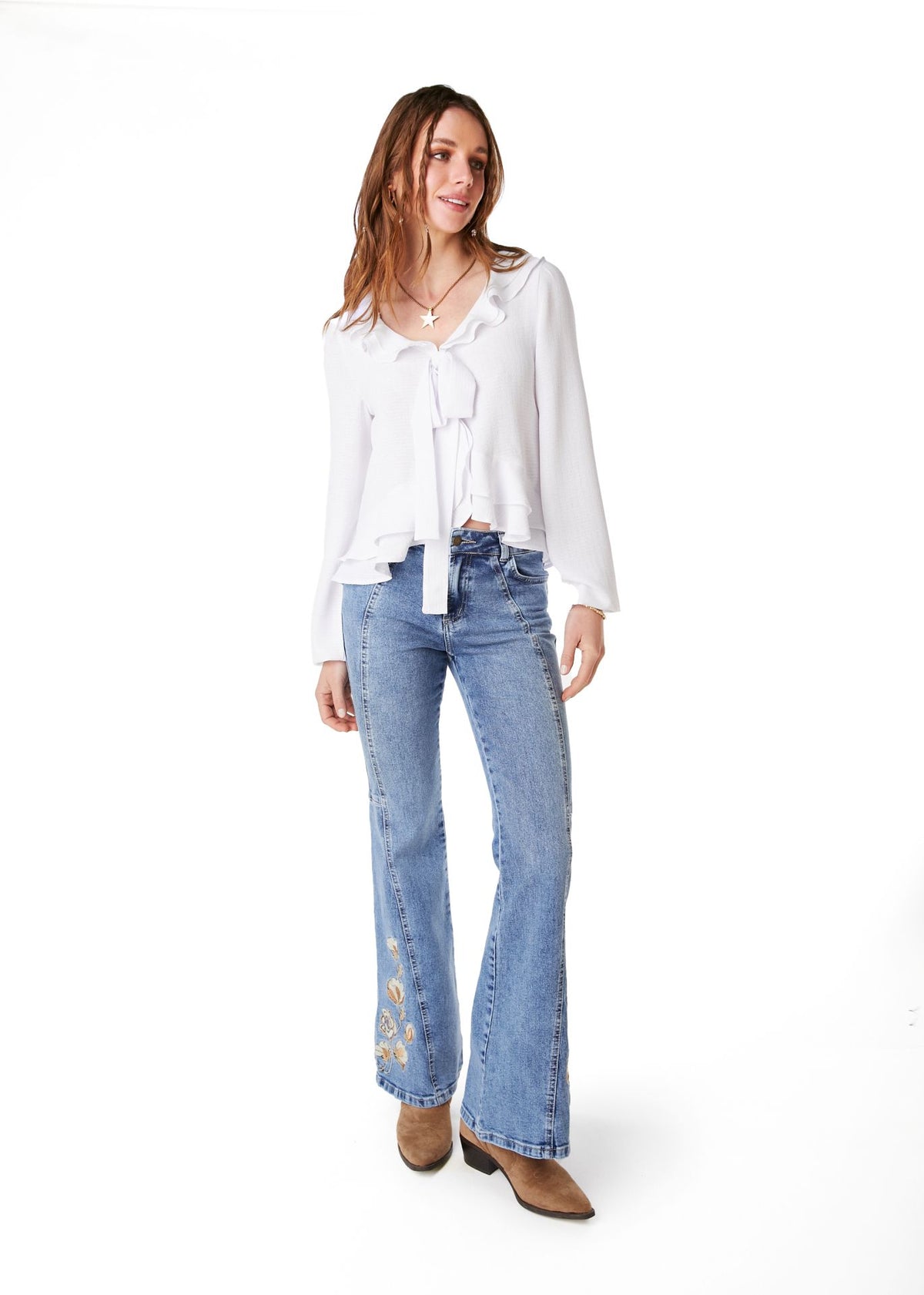 JEANS CURVI FLARE CORTES Y BORDADO AZUL EFESIS