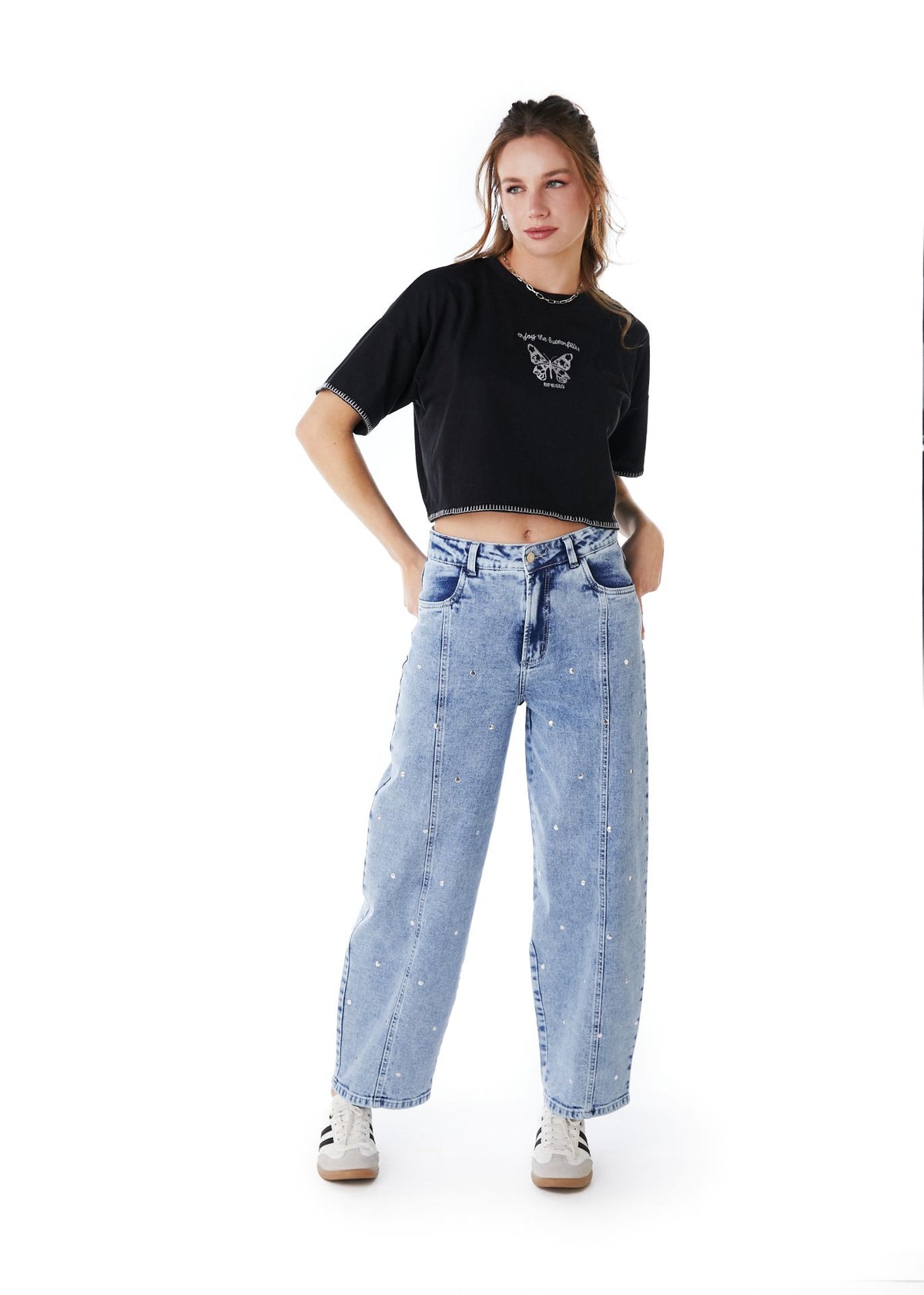 POLERA BIANCHI CROP OVERSIZE C/ BORDADO NEGRO EFESIS