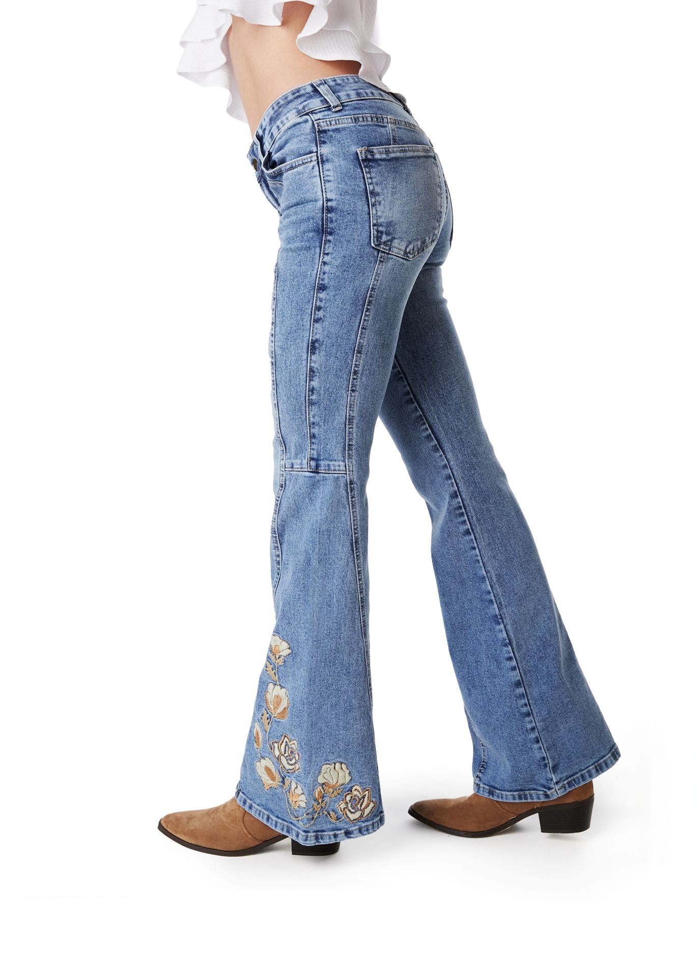 JEANS CURVI FLARE CORTES Y BORDADO AZUL EFESIS