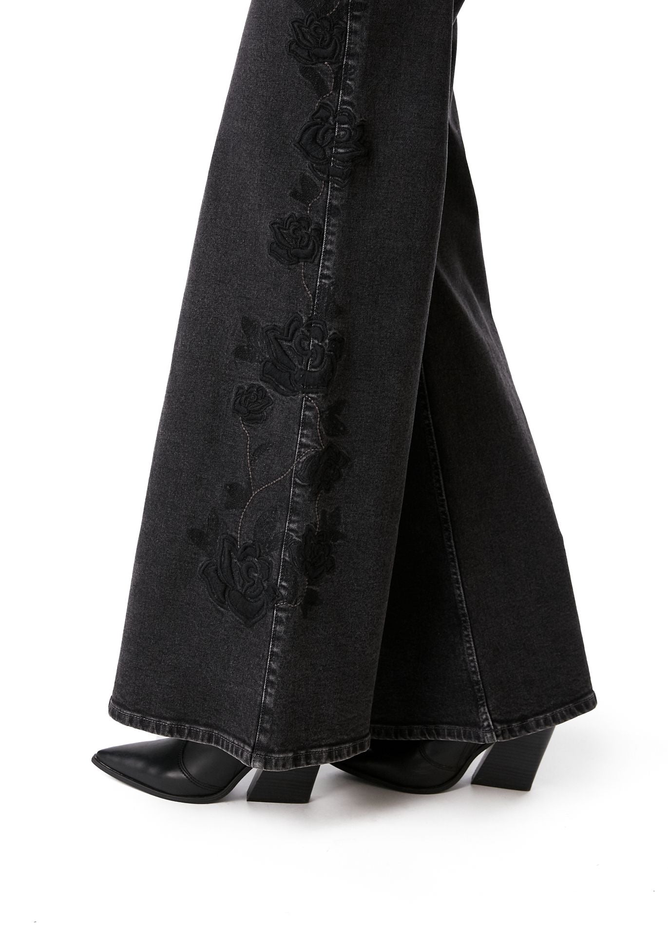 JEANS FLOWER PALAZZO C/ BORDADO NEGRO EFESIS