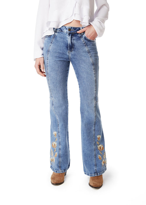 Jeans Curvi Flare Cortes y Bordado Azul Efesis