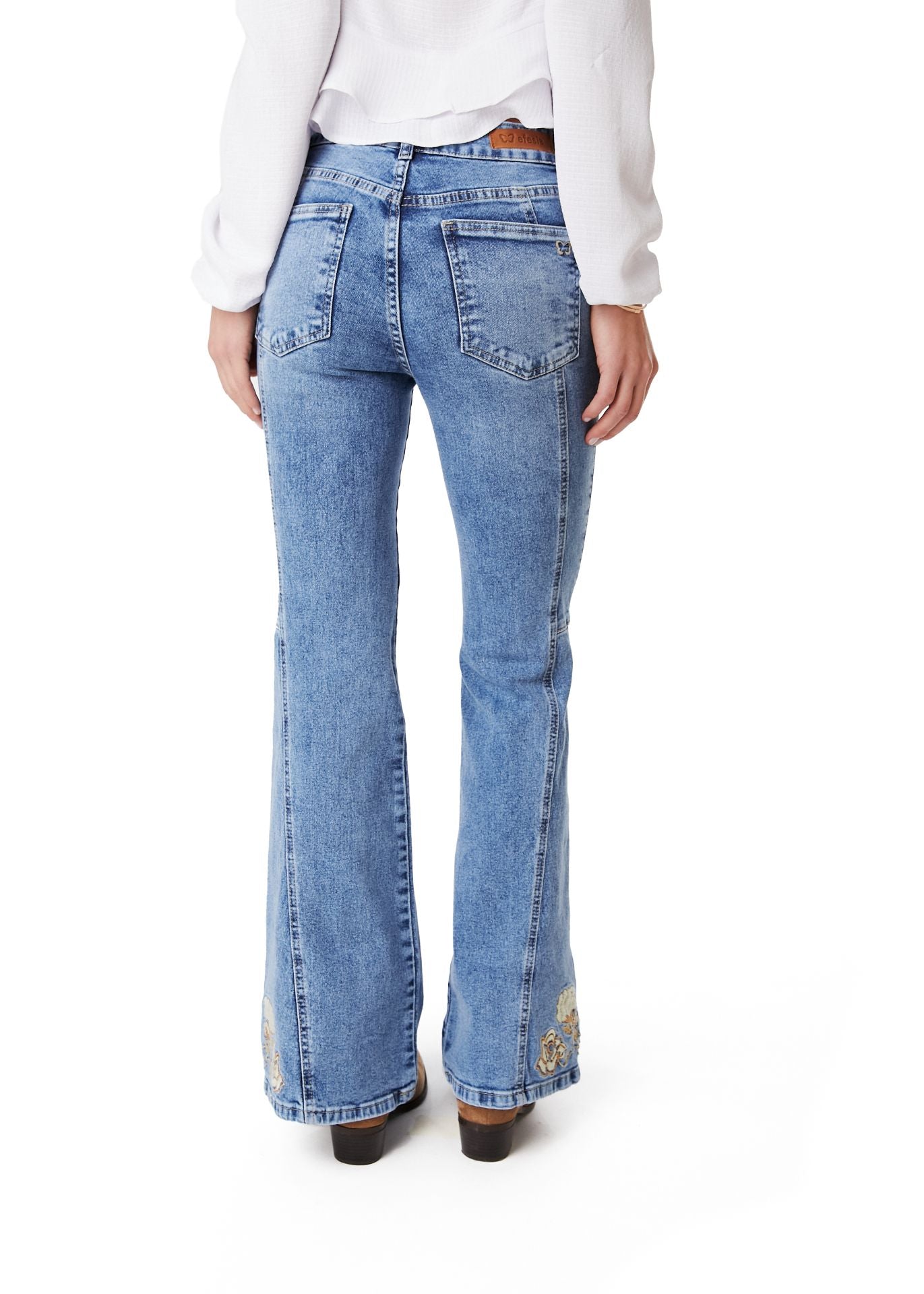 JEANS CURVI FLARE CORTES Y BORDADO AZUL EFESIS