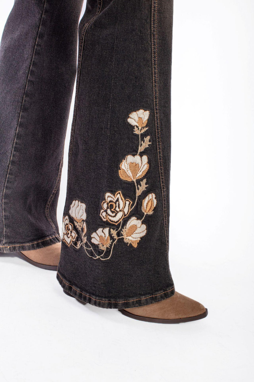 JEANS CURVI FLARE CORTES Y BORDADO EFESIS