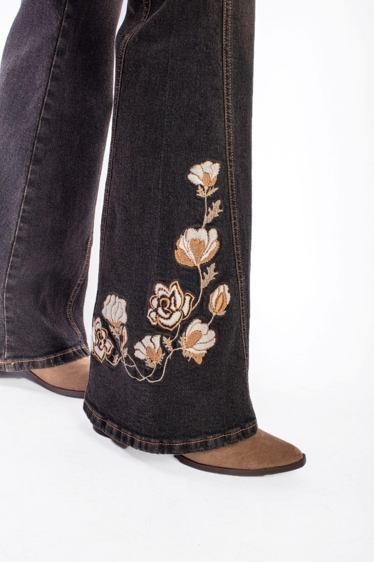 JEANS CURVI FLARE CORTES Y BORDADO EFESIS