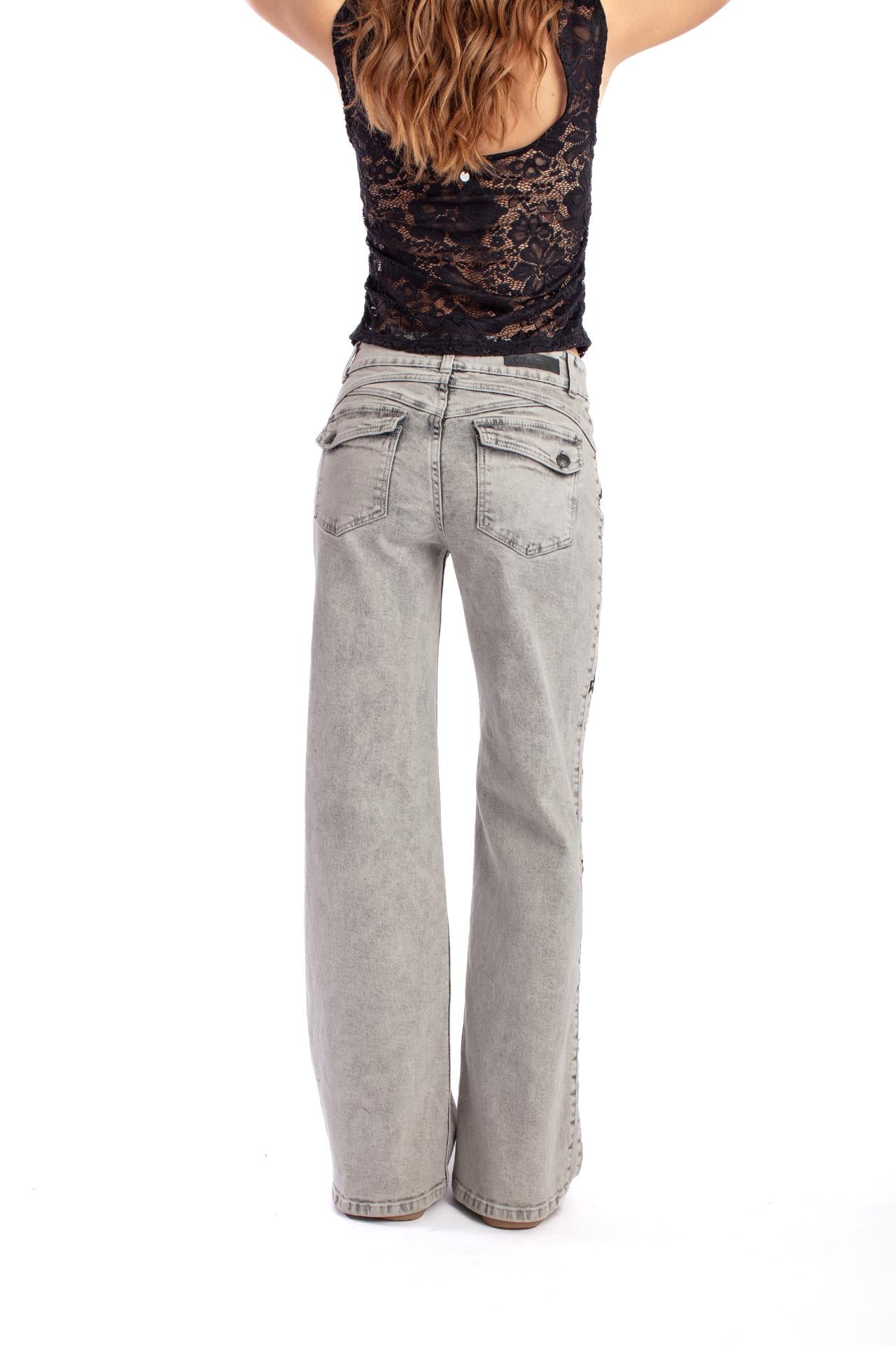 JEANS LULÚ WIDE PIEZA COSTADO BORDADO GRIS EFESIS
