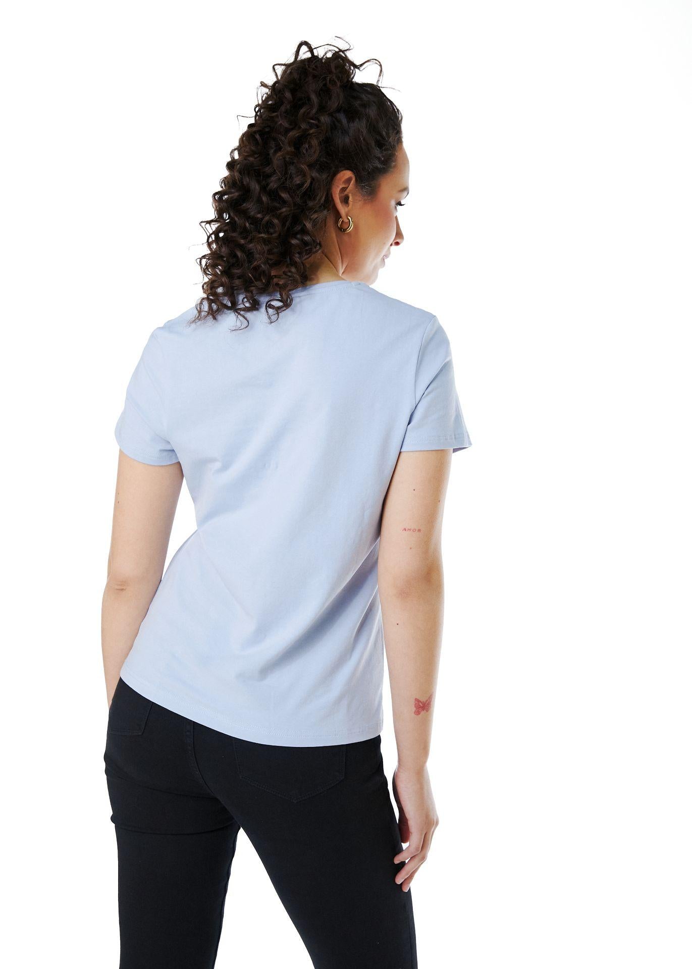 POLERA ANNIE REGULAR ESTAMPADO Y BORDADO CELESTE EFESIS