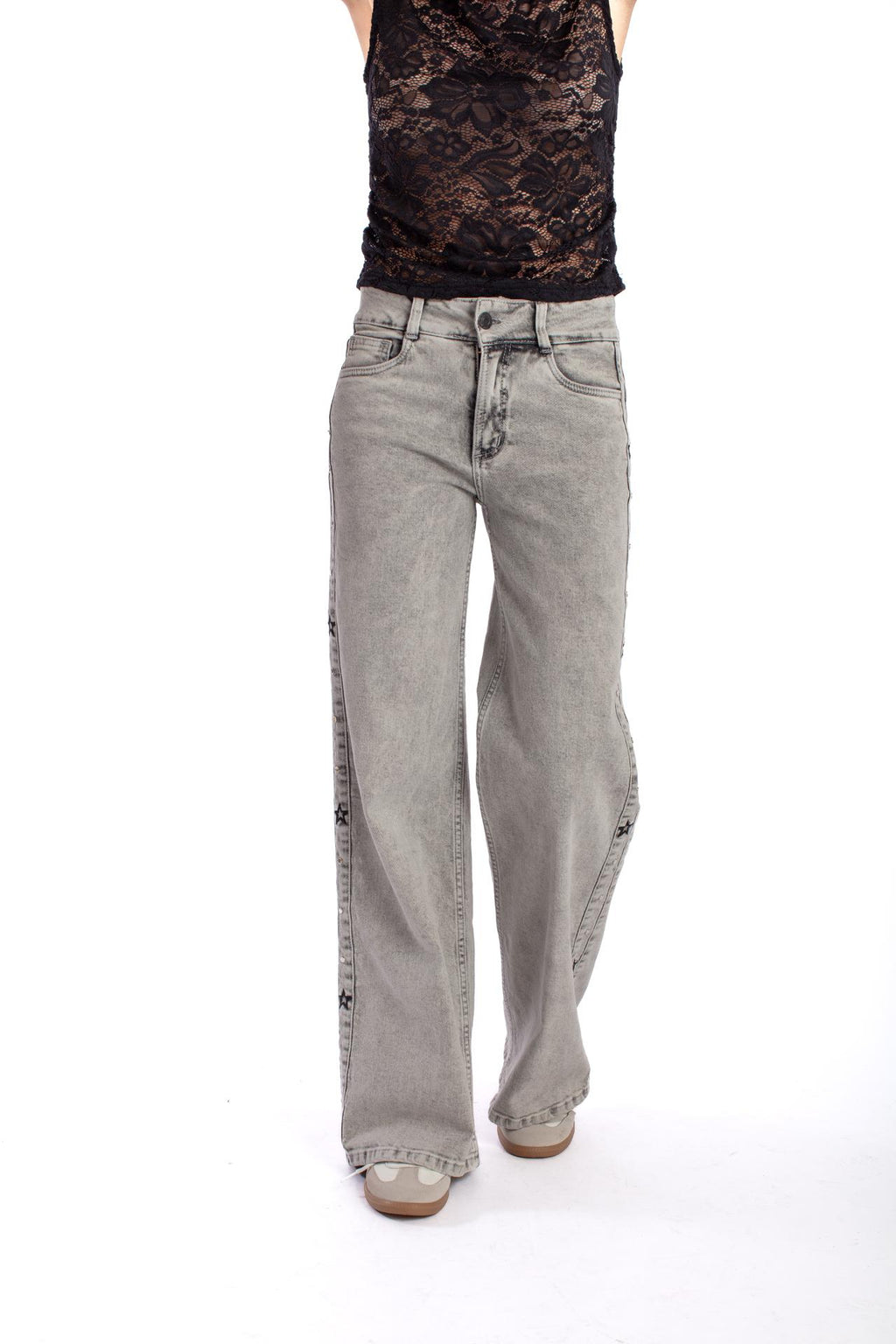 JEANS LULÚ WIDE PIEZA COSTADO BORDADO GRIS EFESIS