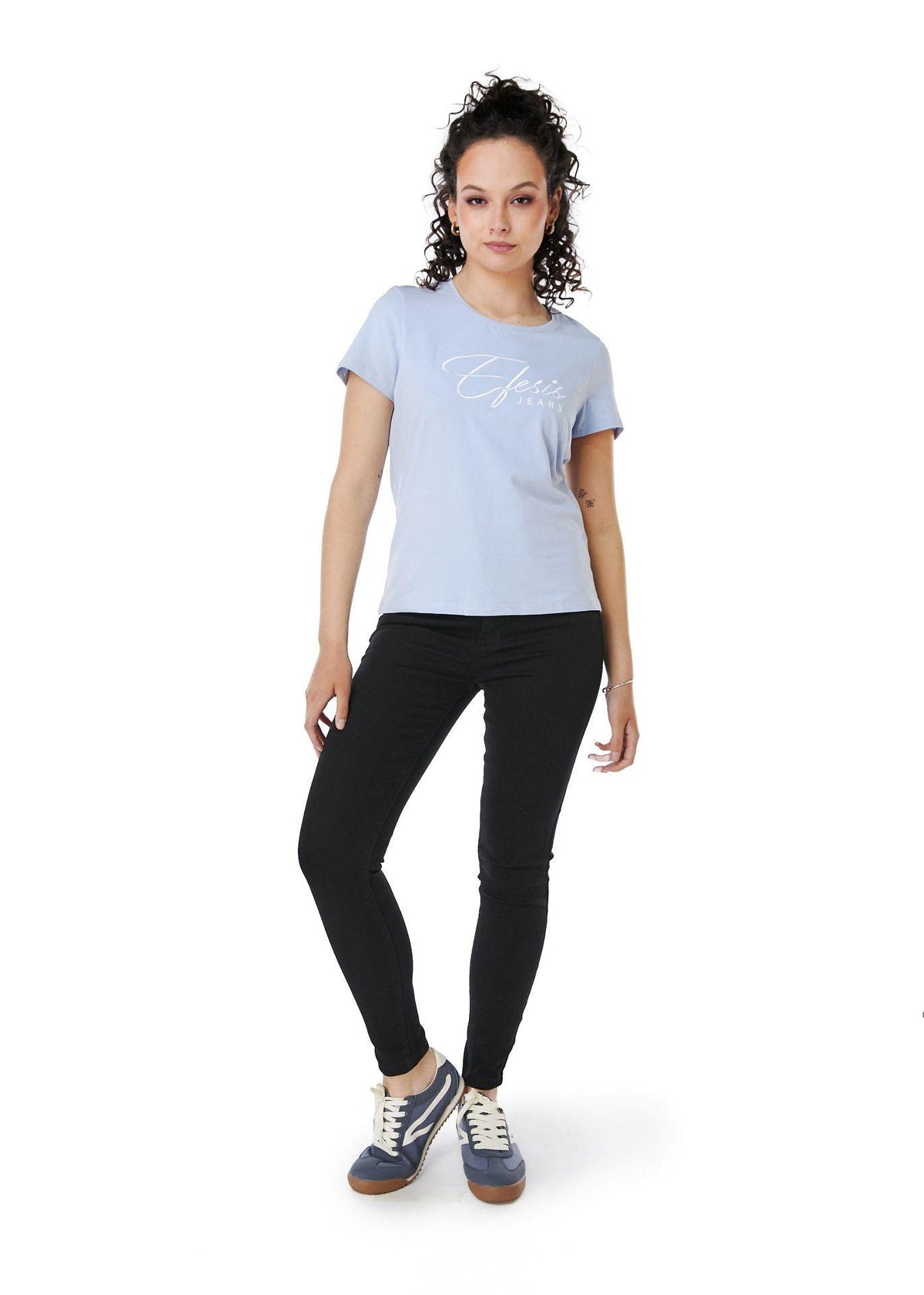 Polera Annie Regular Estampado y Bordado Celeste Efesis