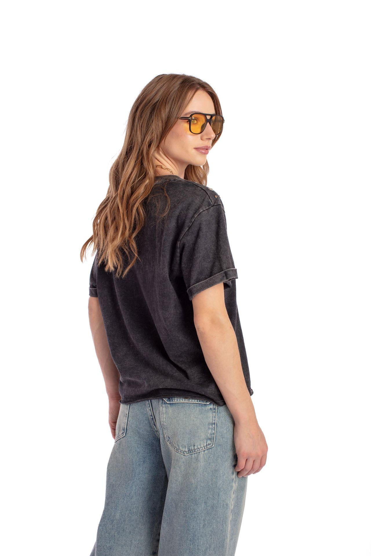 Polera Ameli Regular Gravillada Ojetillos en Hombros Grafito Efesis