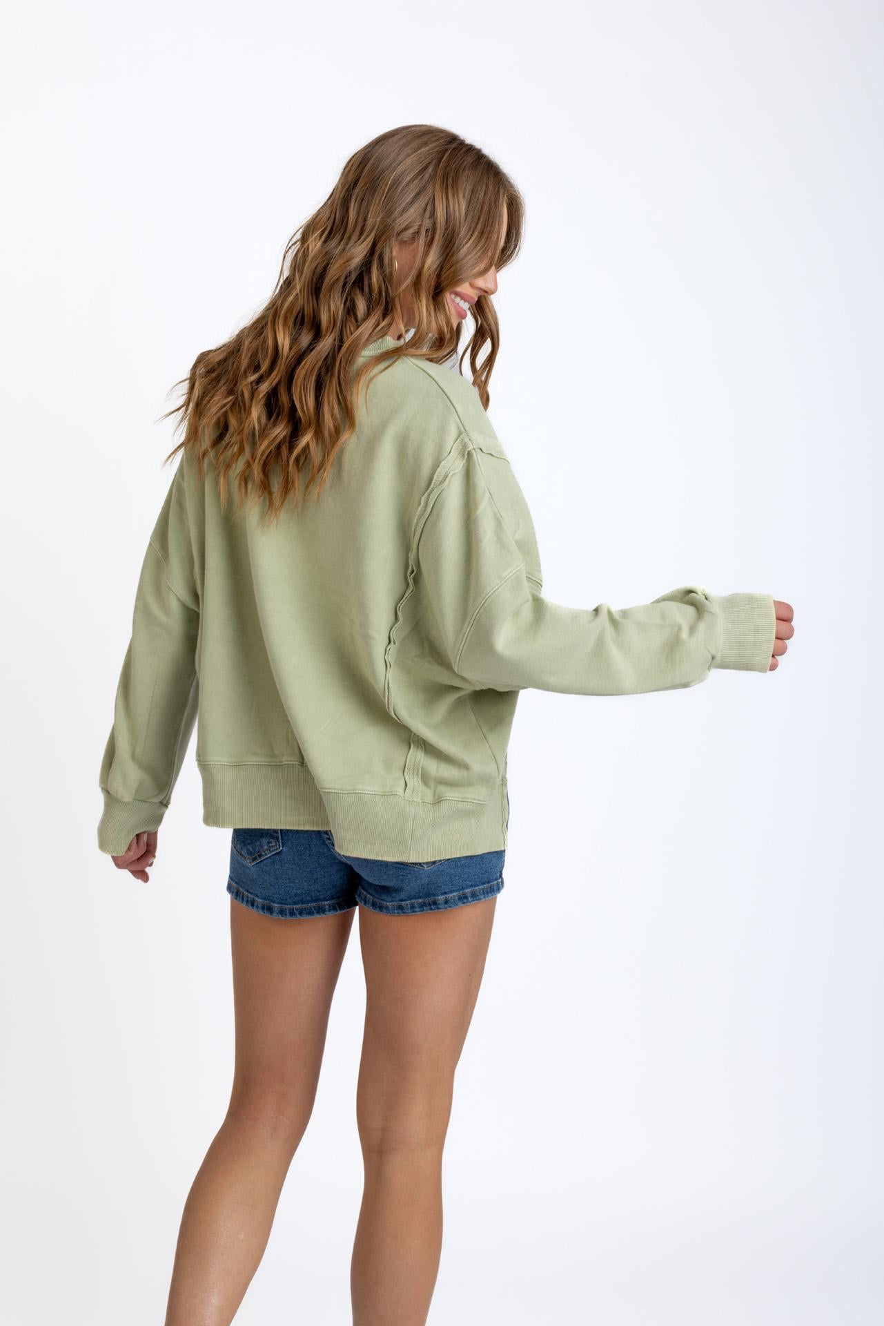 POLERON KIOTO OVERSIZE CORTES Y ESTAMPADO VERDDE EFESIS