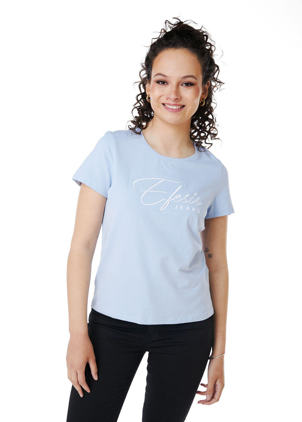 POLERA ANNIE REGULAR ESTAMPADO Y BORDADO CELESTE EFESIS